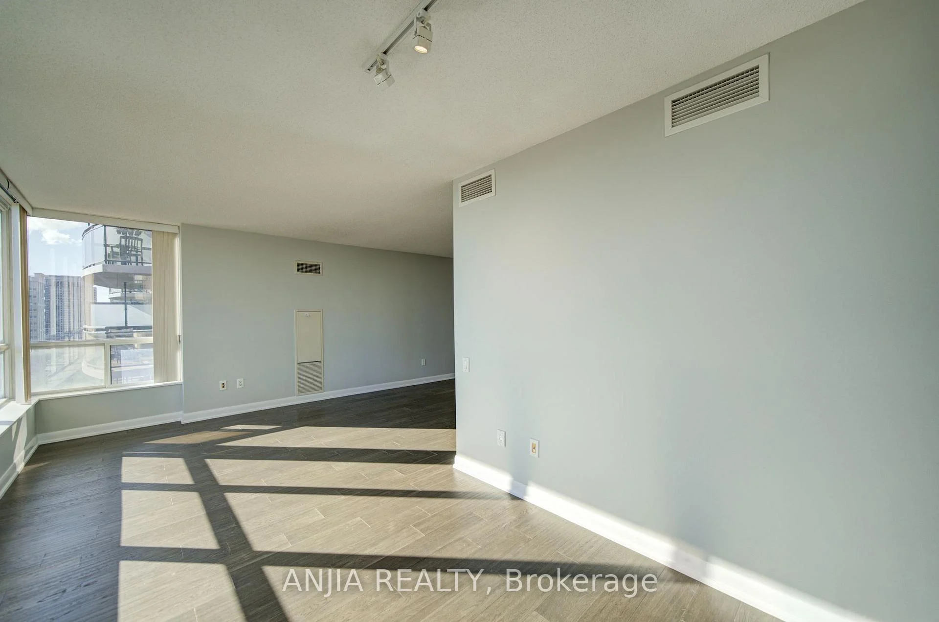 Photo 18 of 33 Sheppard Avenue E, North York, Willowdale East — HOMEH