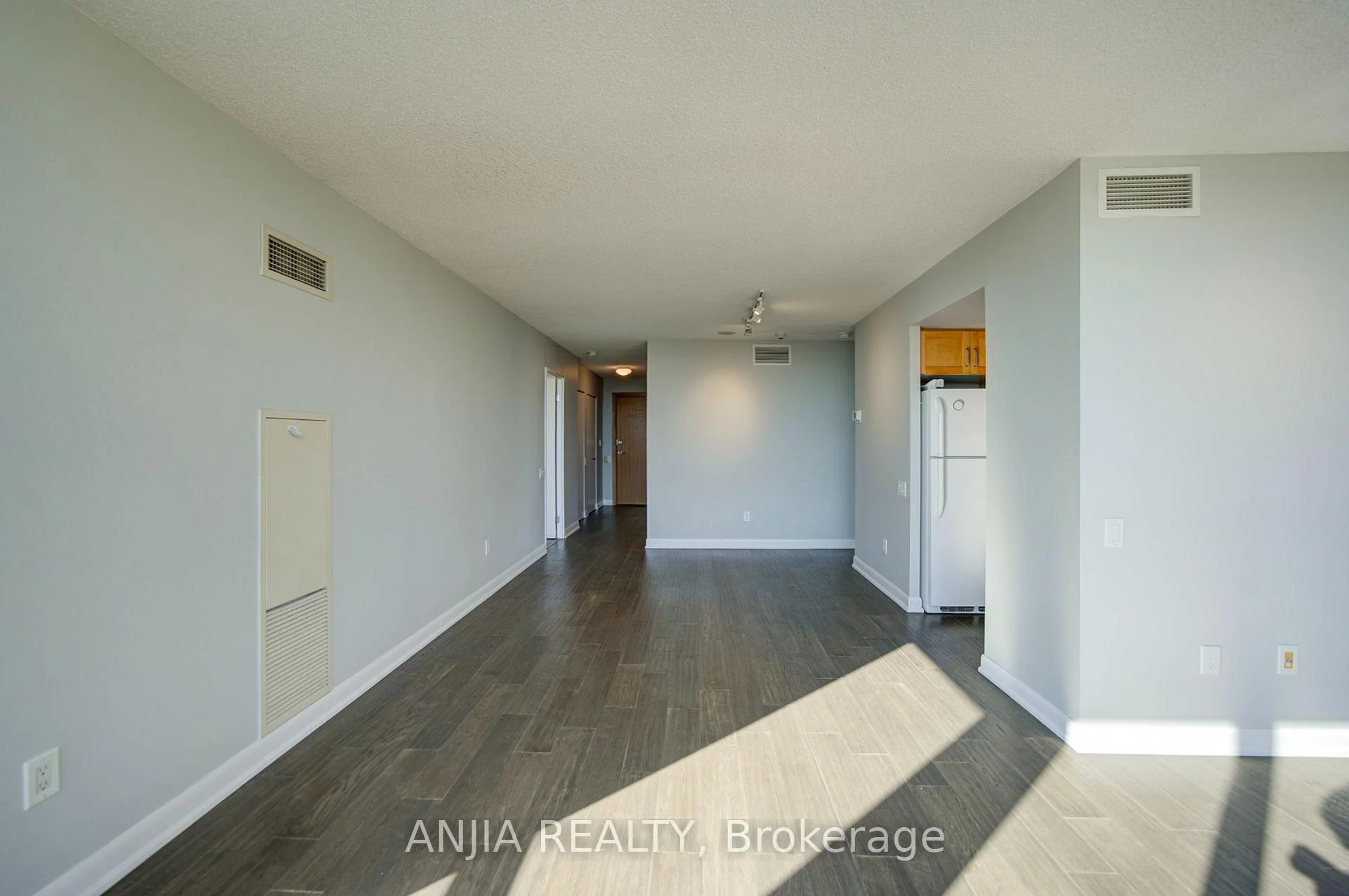 Photo 19 of 33 Sheppard Avenue E, North York, Willowdale East — HOMEH