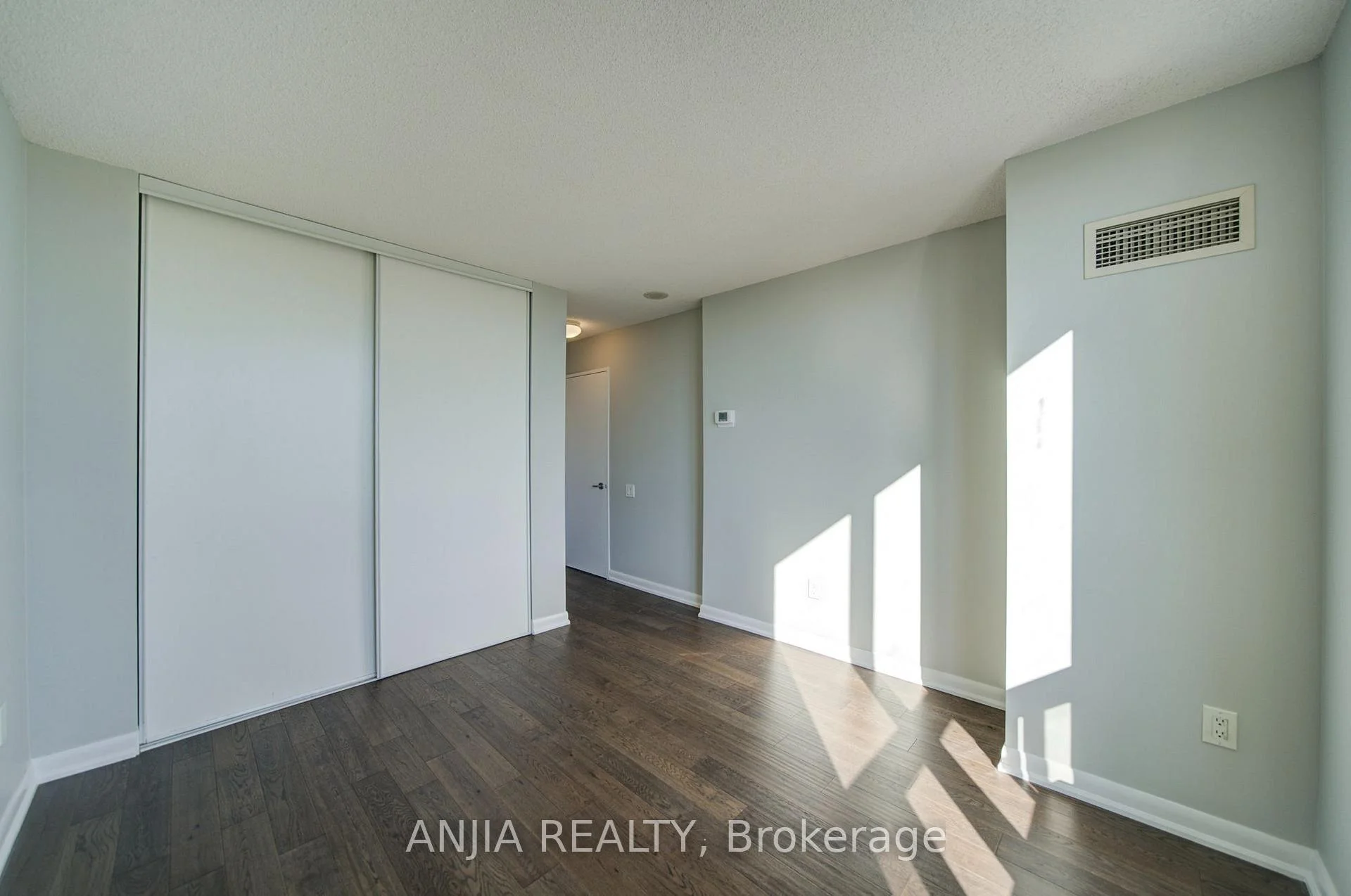 Photo 28 of 33 Sheppard Avenue E, North York, Willowdale East — HOMEH
