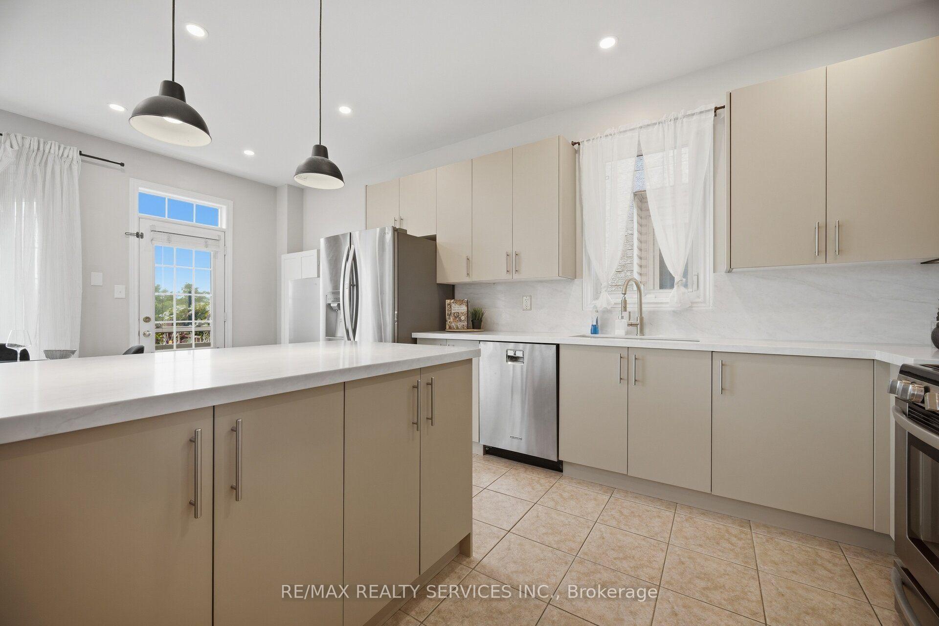 Photo 12 of 100 Southlake Boulevard, Brampton, Madoc — HOMEH