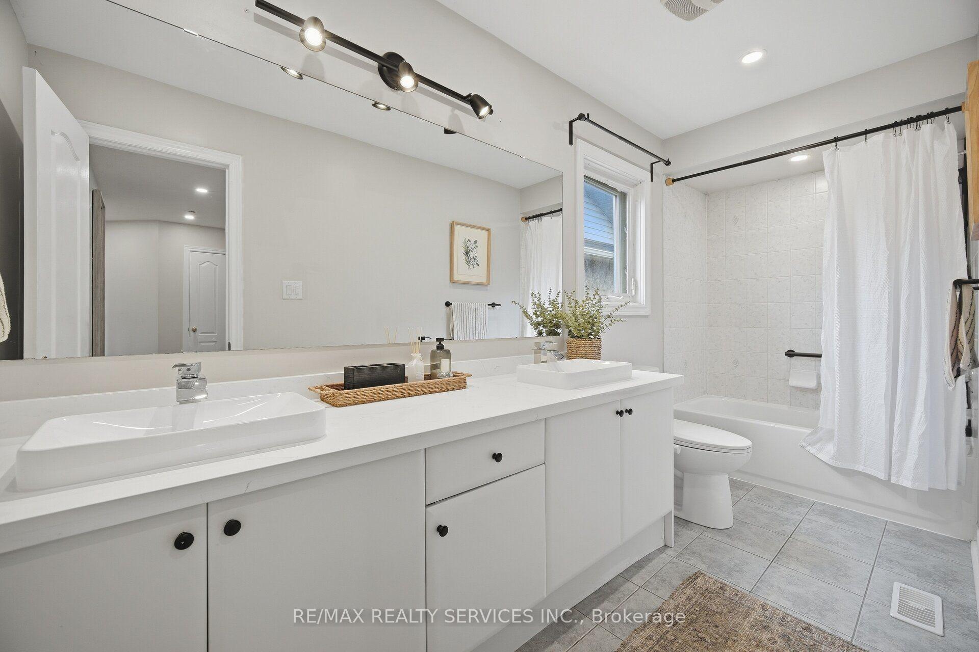 Photo 36 of 100 Southlake Boulevard, Brampton, Madoc — HOMEH