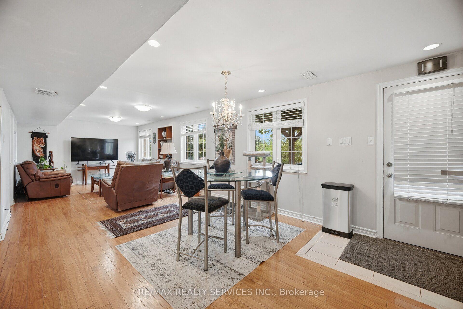 Photo 37 of 100 Southlake Boulevard, Brampton, Madoc — HOMEH