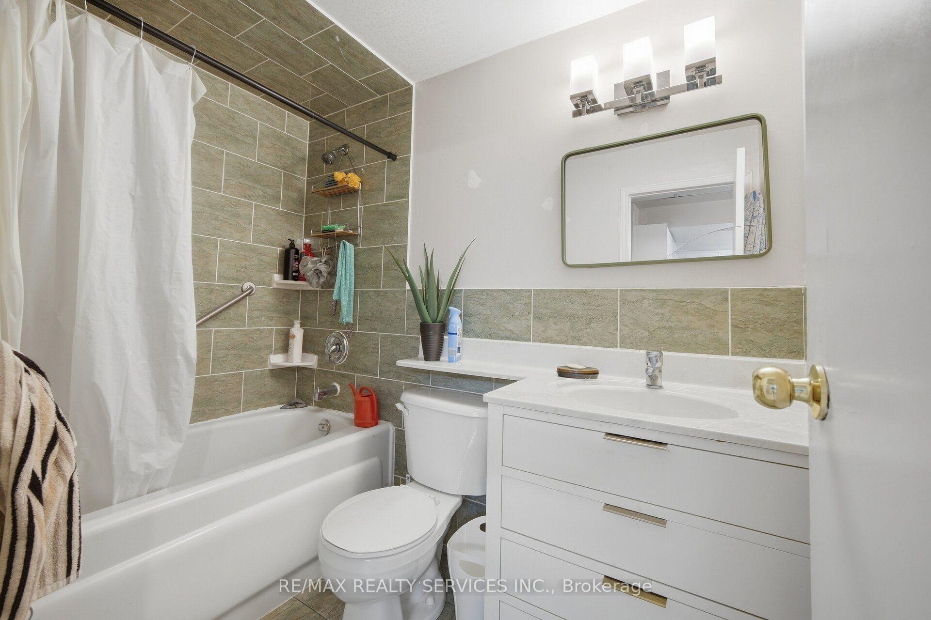 Photo 43 of 100 Southlake Boulevard, Brampton, Madoc — HOMEH