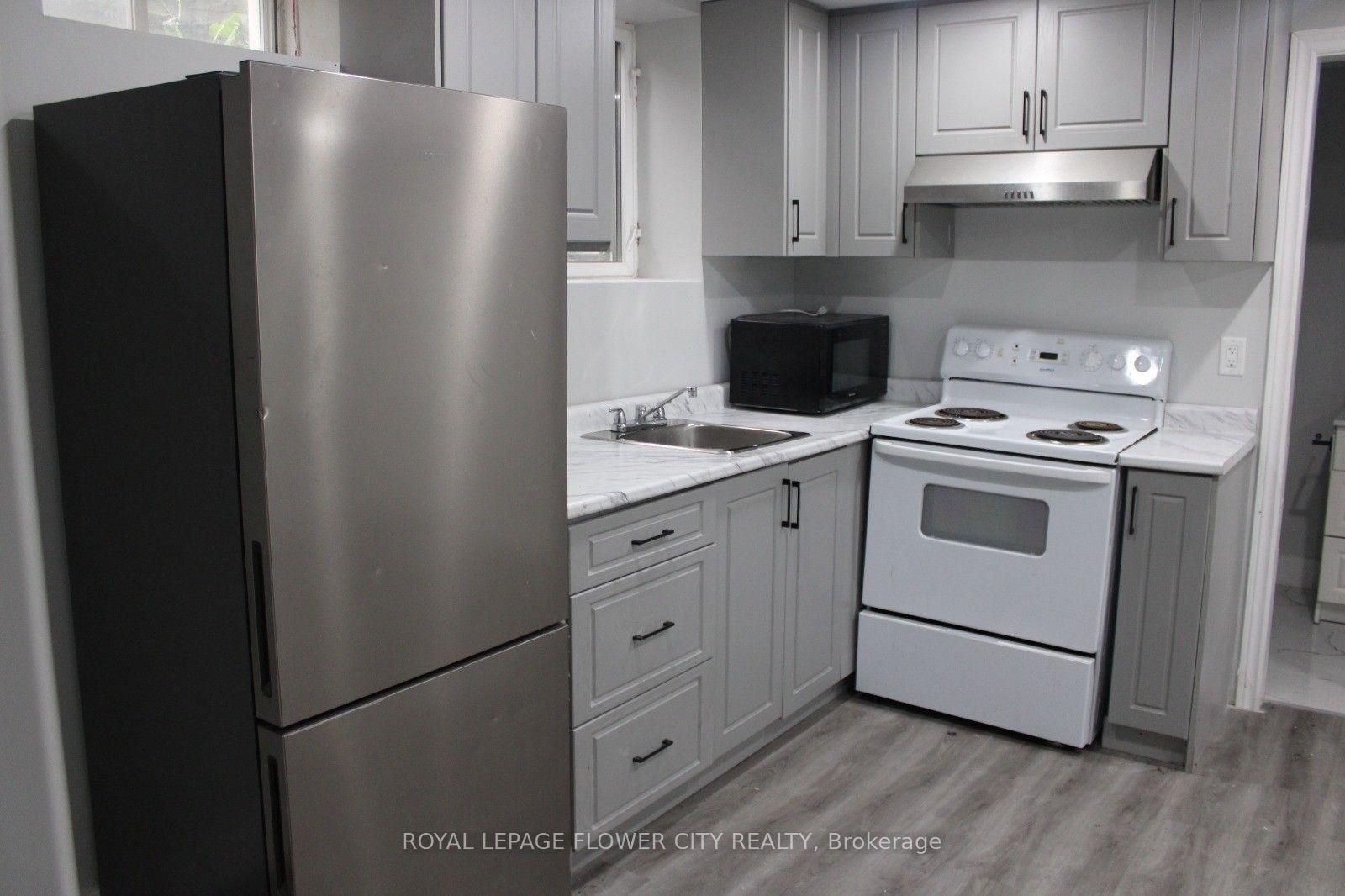 Photo 3 of 252 Simpson Crescent, London, East I — HOMEH