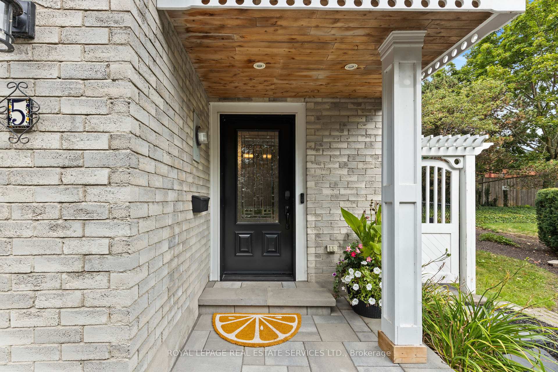 Photo 5 of Unit 5, 2303 Marine Drive, Oakville, Bronte — HOMEH