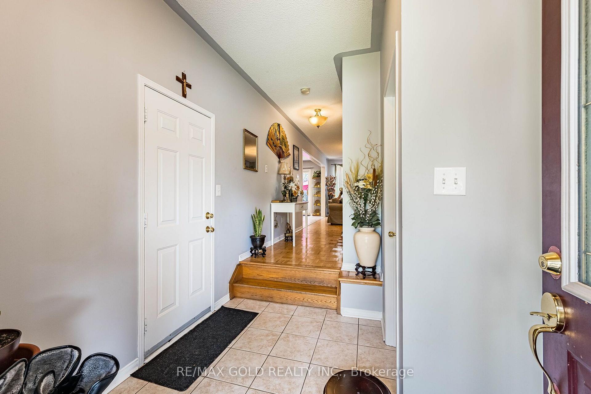 Photo 4 of 6 Mistdale Crescent, Brampton, Fletcher's Meadow — HOMEH