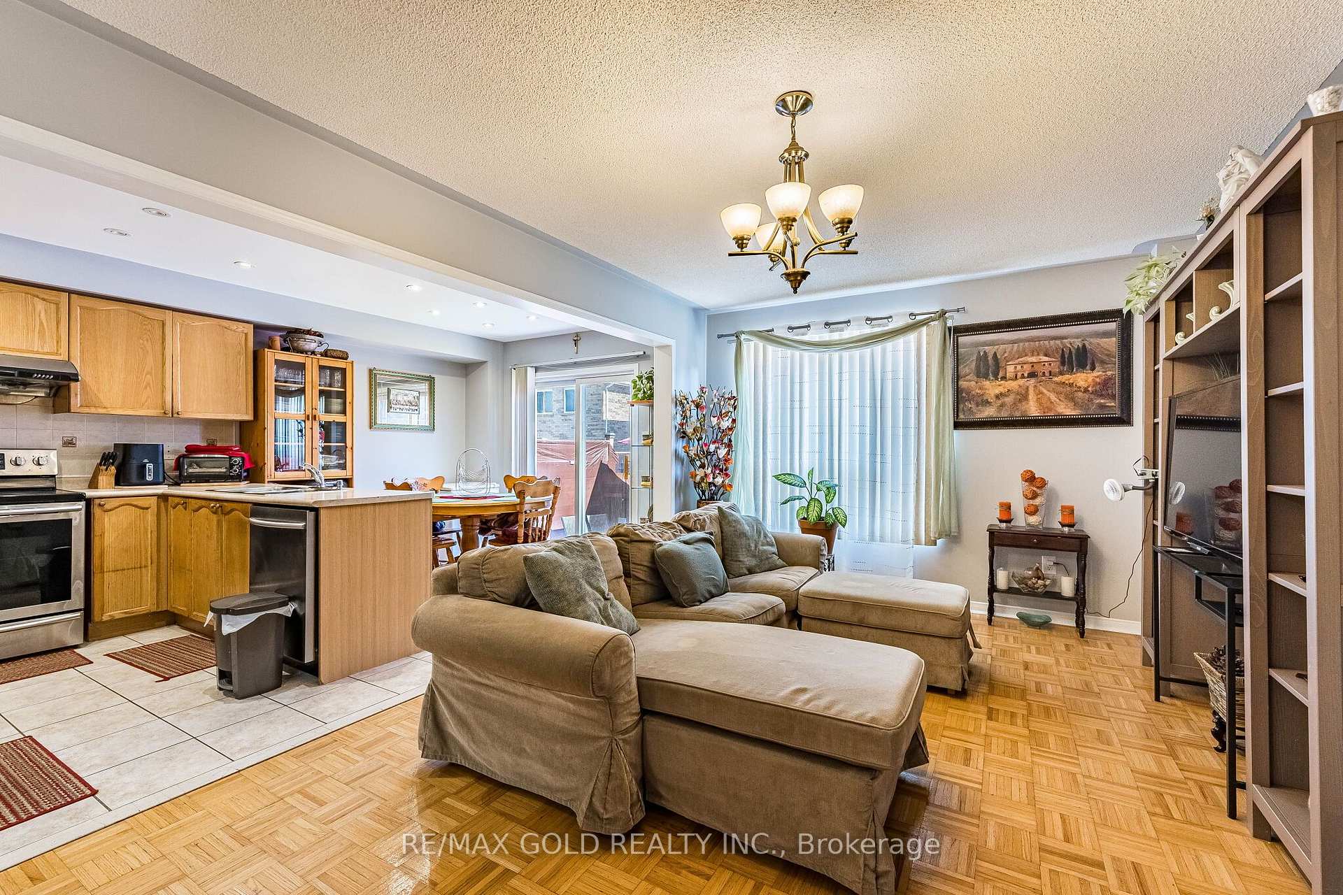 Photo 7 of 6 Mistdale Crescent, Brampton, Fletcher's Meadow — HOMEH