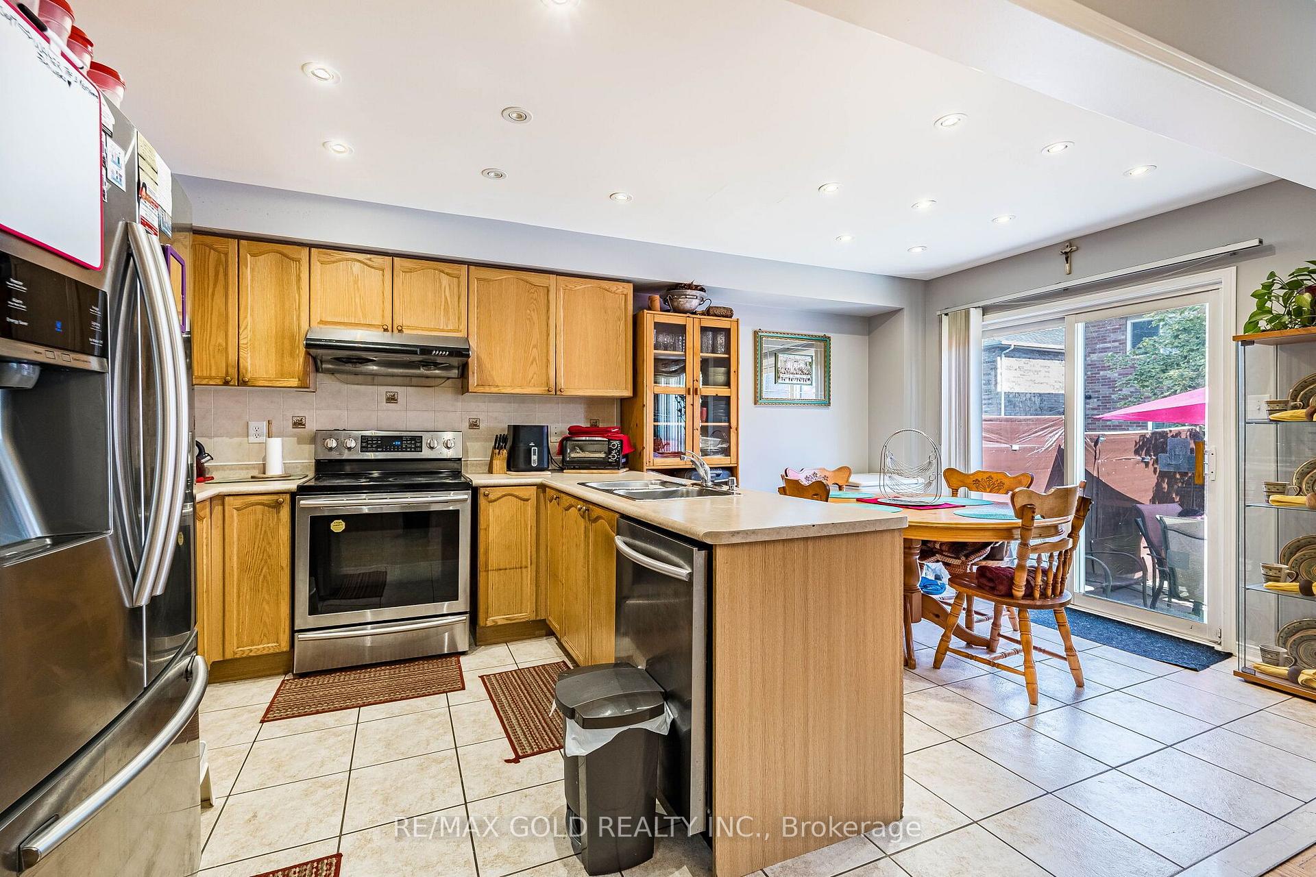 Photo 8 of 6 Mistdale Crescent, Brampton, Fletcher's Meadow — HOMEH