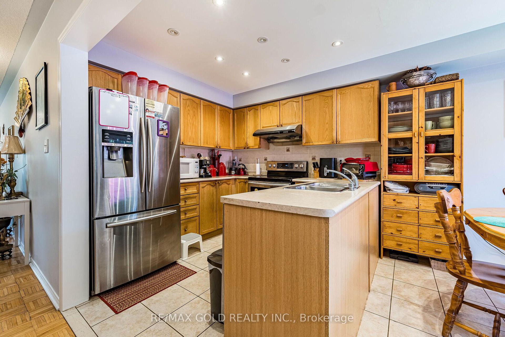 Photo 9 of 6 Mistdale Crescent, Brampton, Fletcher's Meadow — HOMEH
