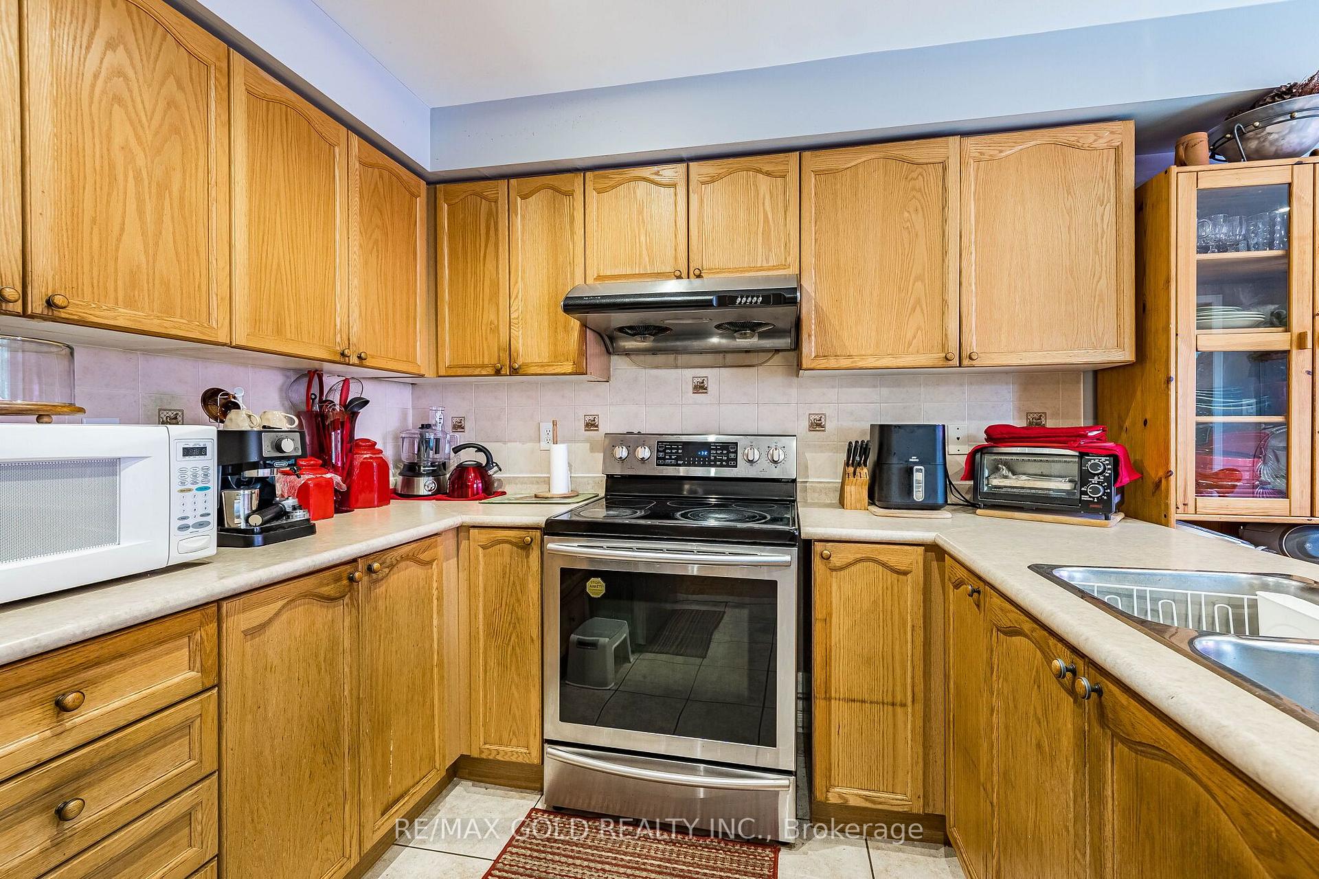 Photo 10 of 6 Mistdale Crescent, Brampton, Fletcher's Meadow — HOMEH