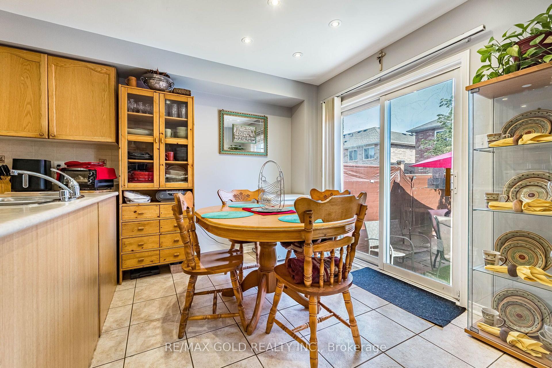Photo 11 of 6 Mistdale Crescent, Brampton, Fletcher's Meadow — HOMEH
