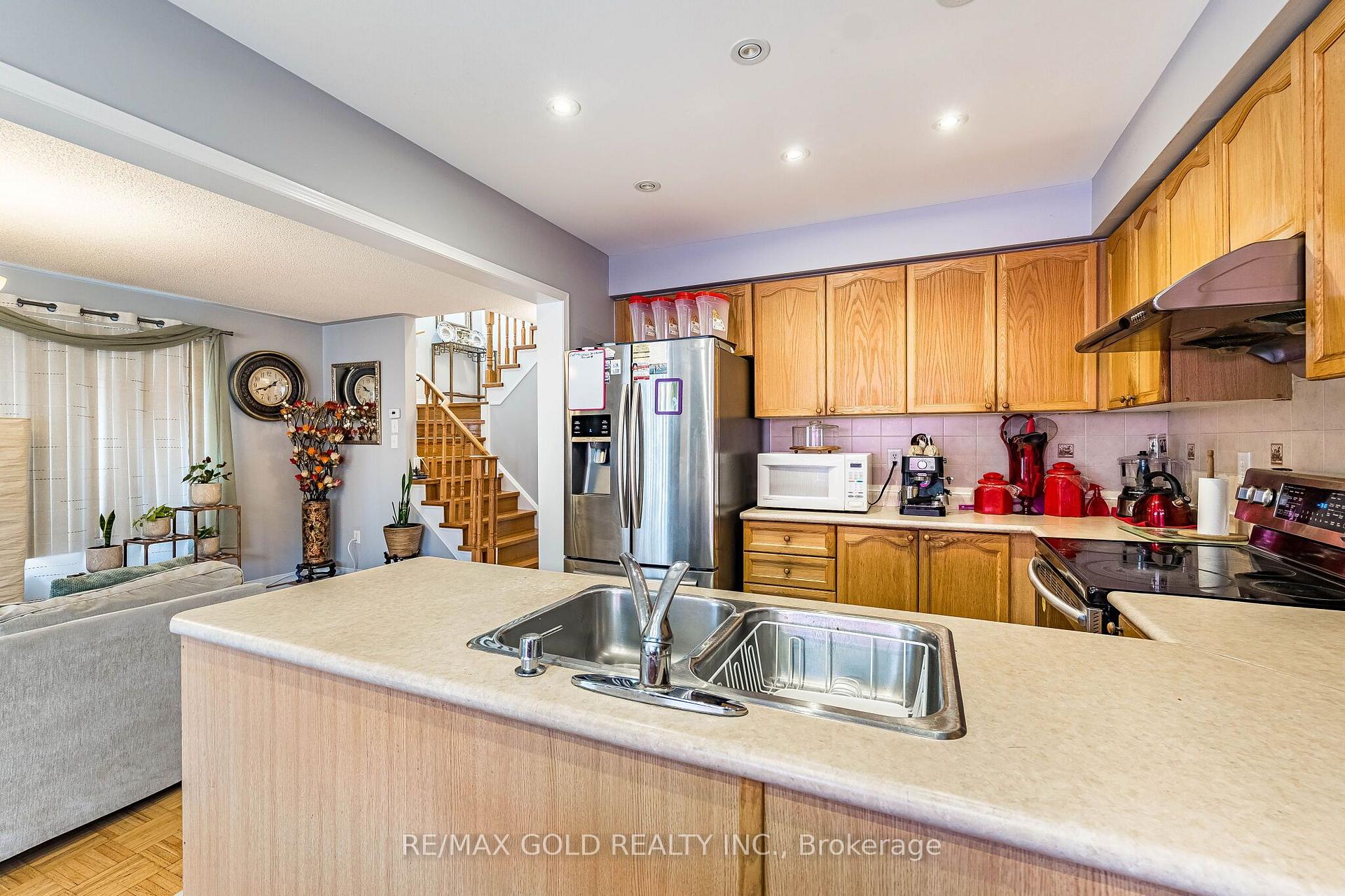 Photo 13 of 6 Mistdale Crescent, Brampton, Fletcher's Meadow — HOMEH