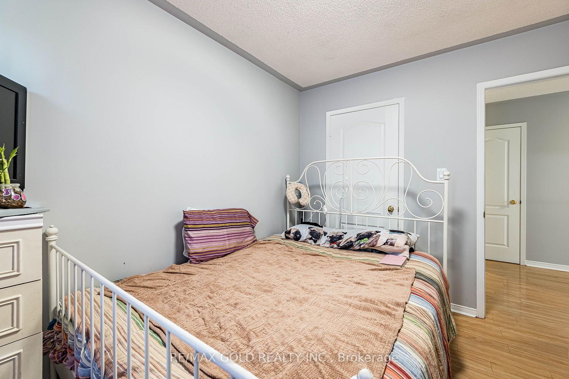 Photo 19 of 6 Mistdale Crescent, Brampton, Fletcher's Meadow — HOMEH