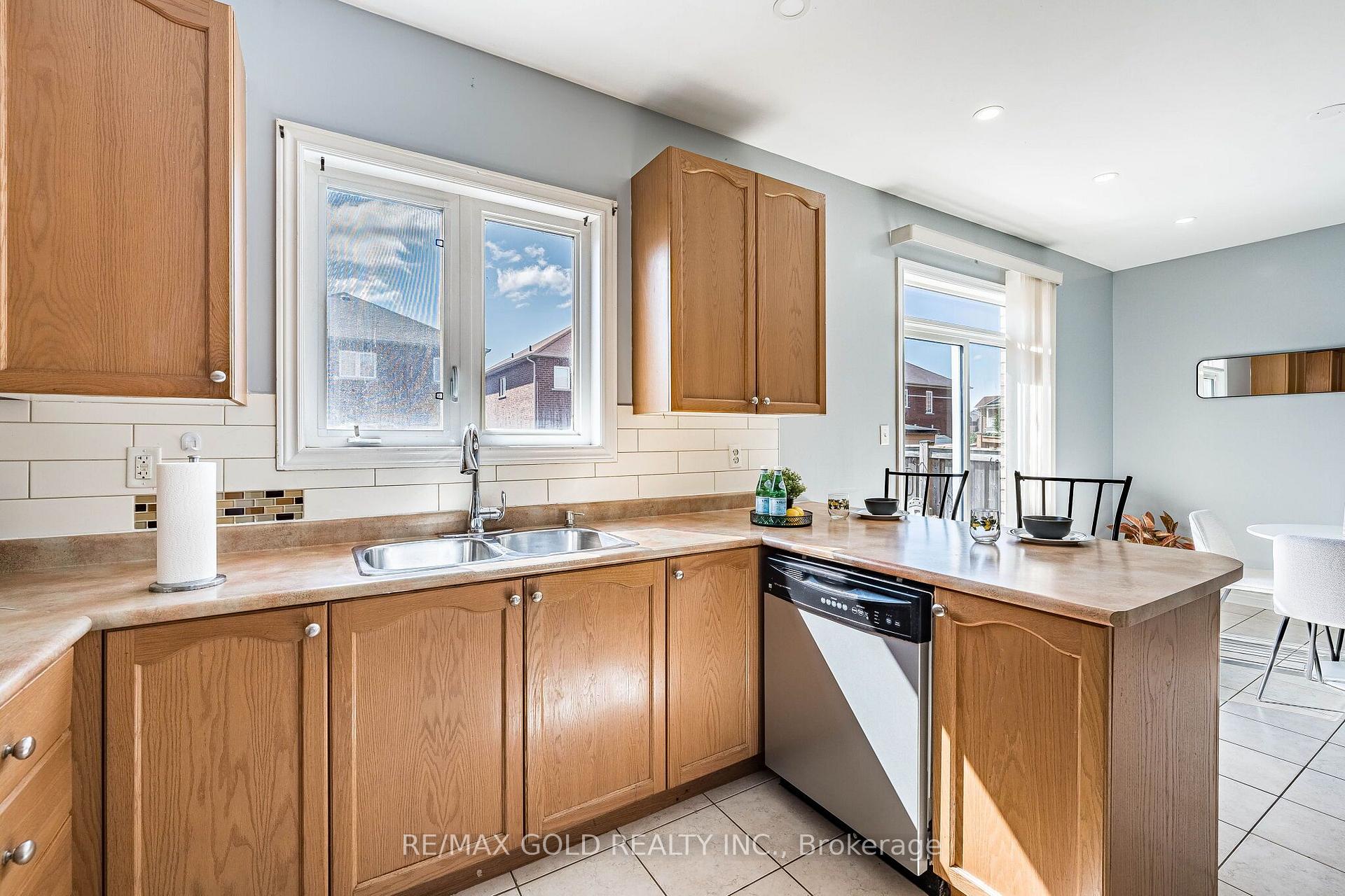 Photo 11 of 20 Amaranth Crescent, Brampton, Northwest Sandalwood Parkway — HOMEH