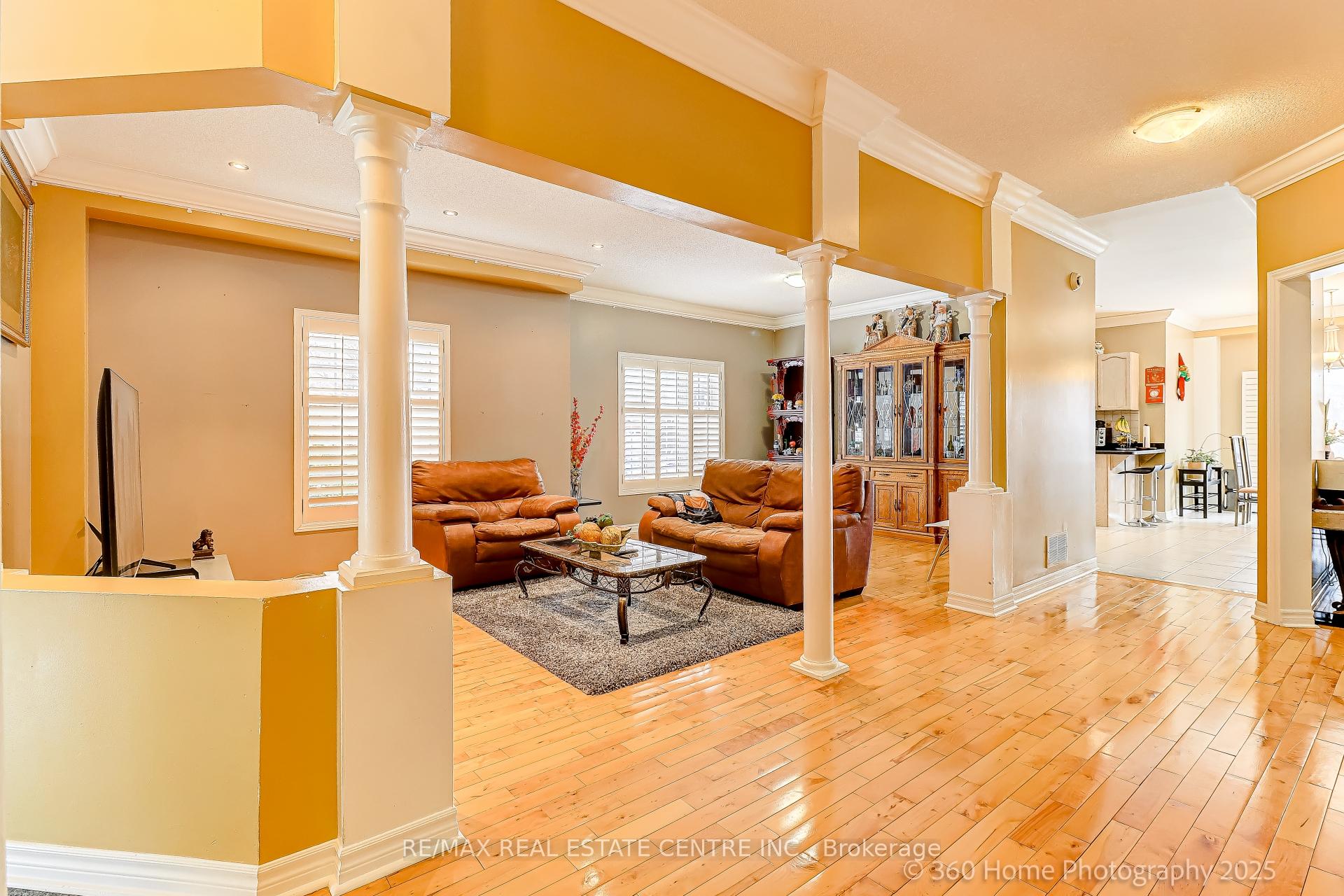 Photo 6 of 806 White Clover Way, Mississauga, East Credit — HOMEH
