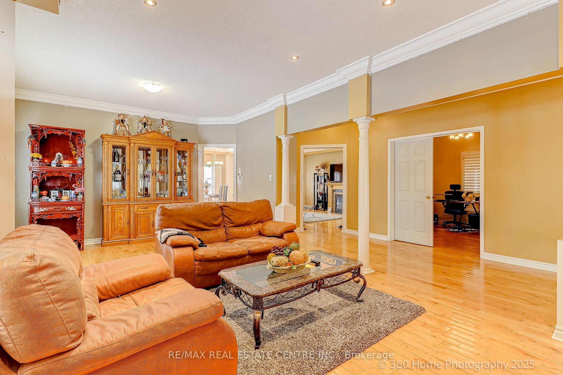 Photo 7 of 806 White Clover Way, Mississauga, East Credit — HOMEH
