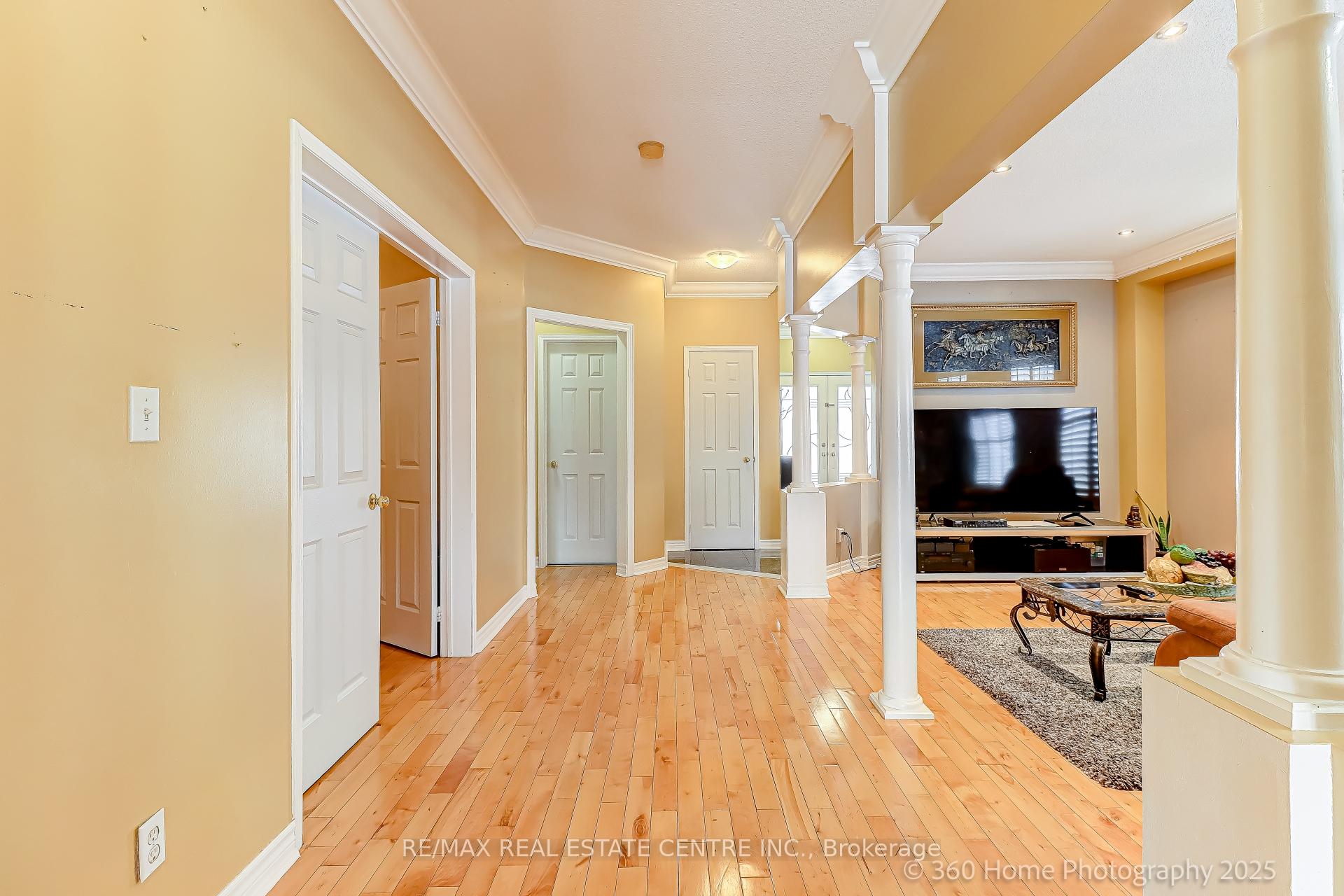 Photo 8 of 806 White Clover Way, Mississauga, East Credit — HOMEH