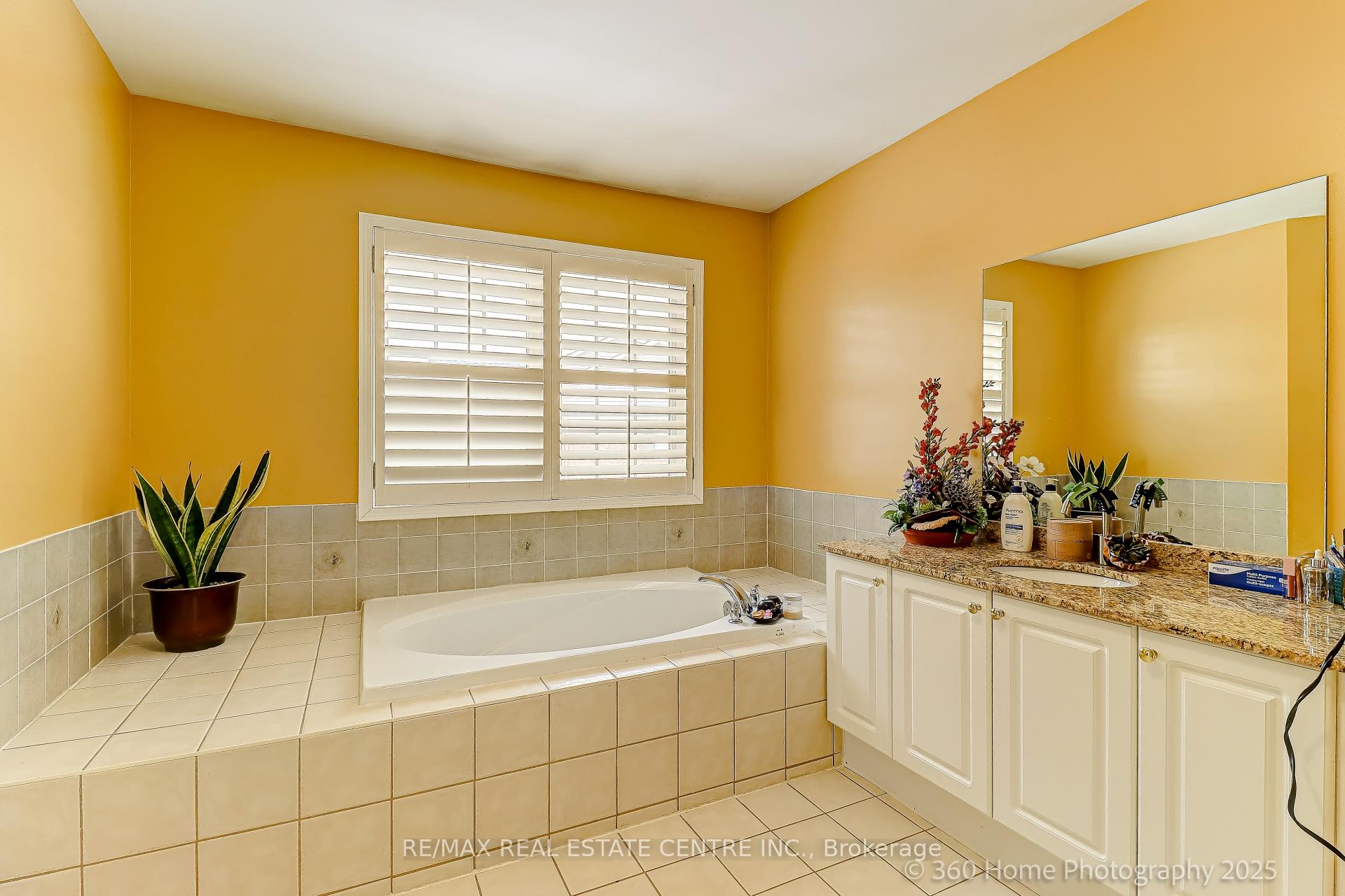 Photo 18 of 806 White Clover Way, Mississauga, East Credit — HOMEH