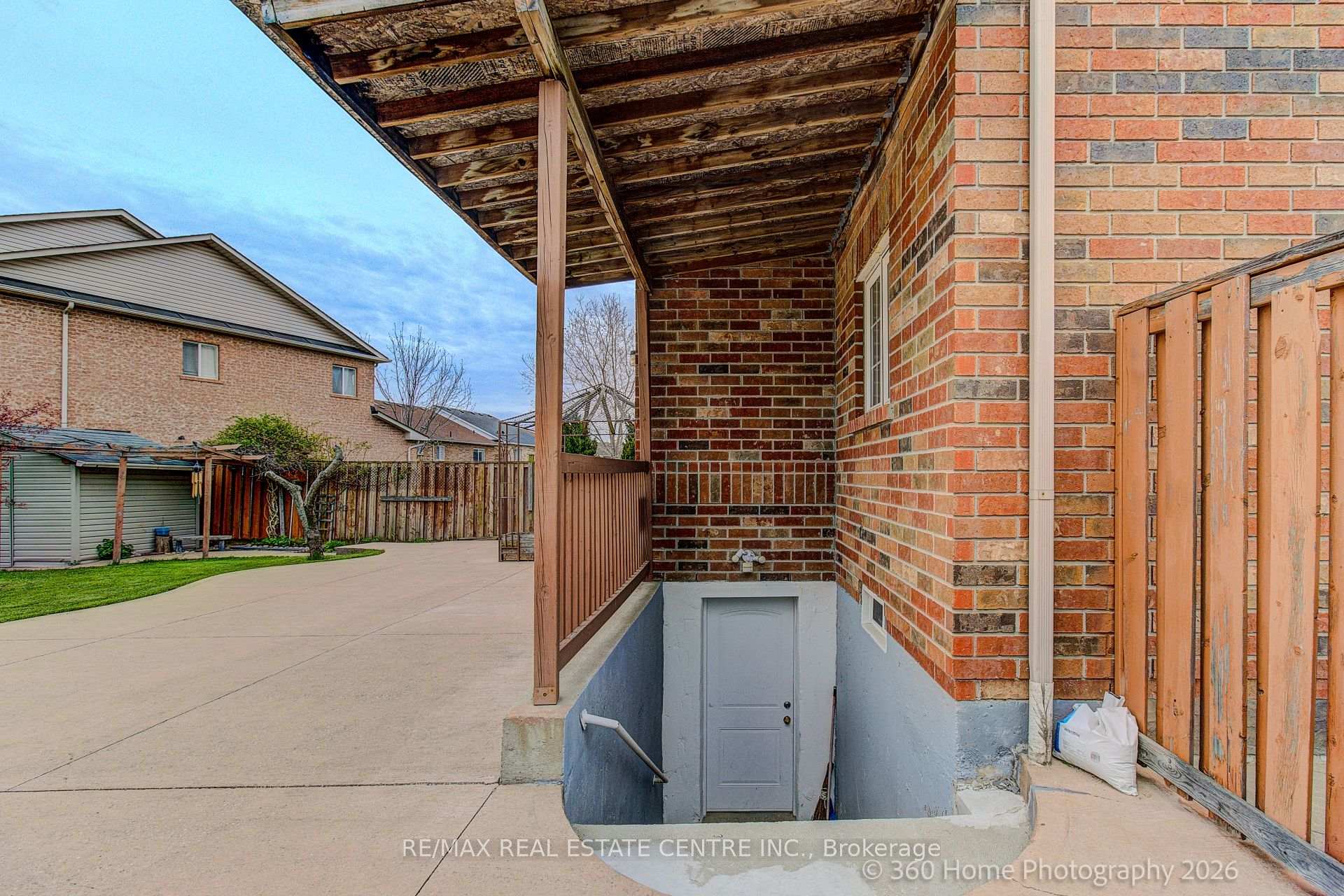 Photo 25 of 806 White Clover Way, Mississauga, East Credit — HOMEH