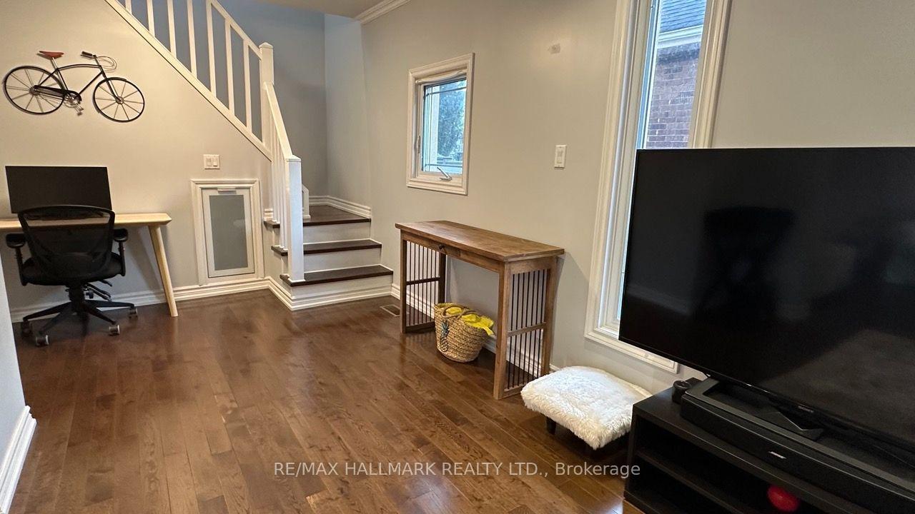Photo 4 of 15 Daniels Street, Etobicoke, Stonegate-Queensway — HOMEH