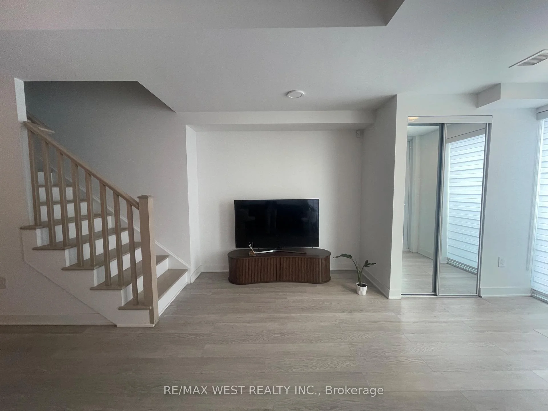 Photo 6 of Unit 107, 2782 Barton Street E, Hamilton, Riverdale — HOMEH