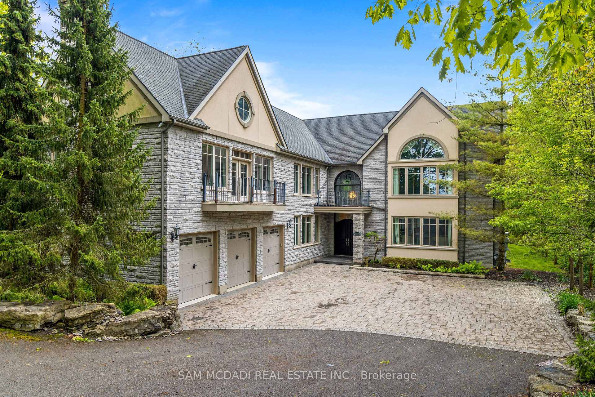 Photo of 839 Lakeshore Road