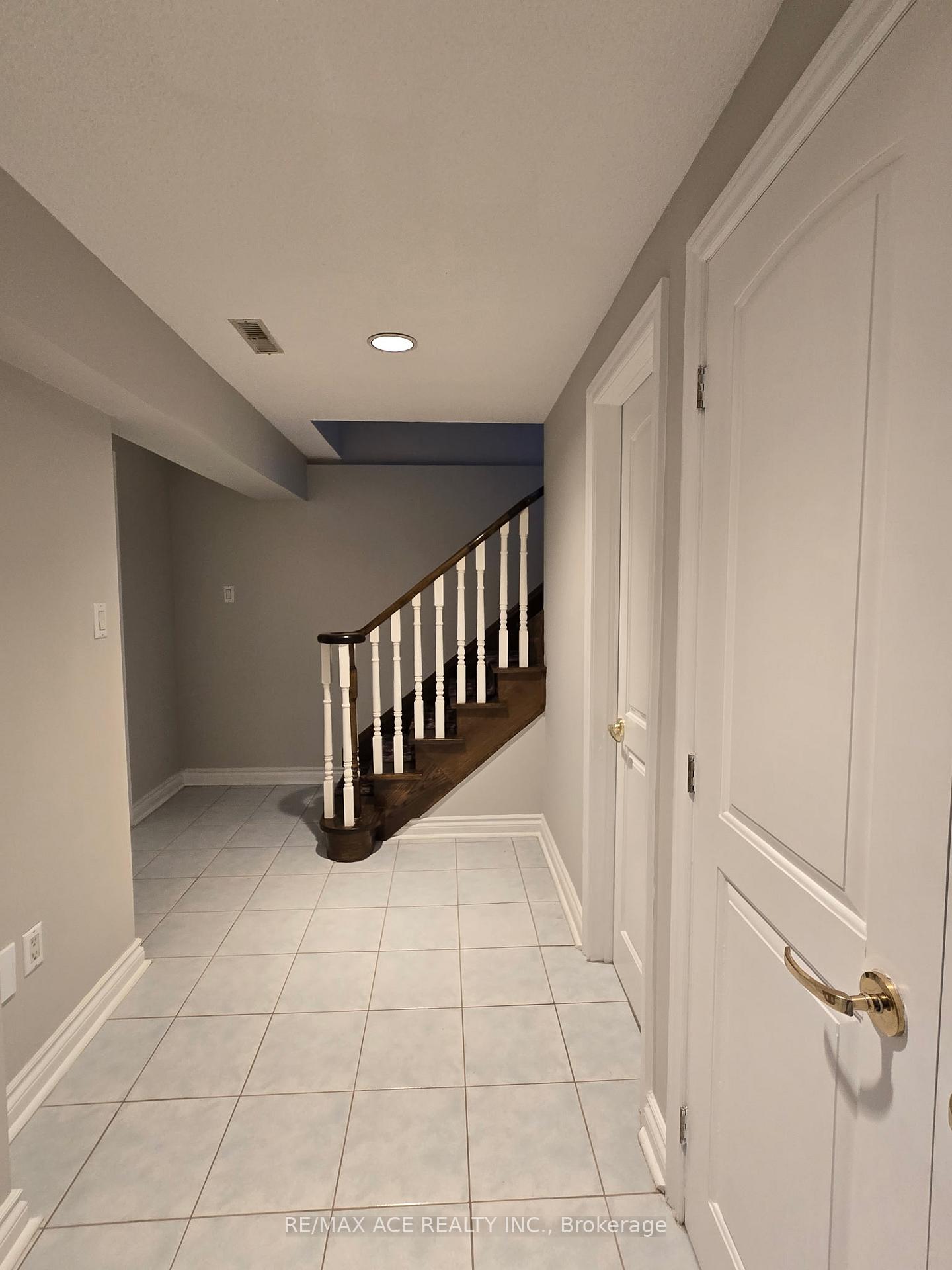 Photo 3 of Unit BSMT, 25 Pilkington Crescent, Vaughan, Brownridge — HOMEH