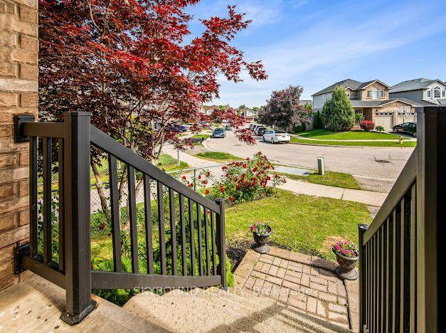 Photo 5 of 29 Blue Lace Crescent, Kitchener, Larentian West — HOMEH