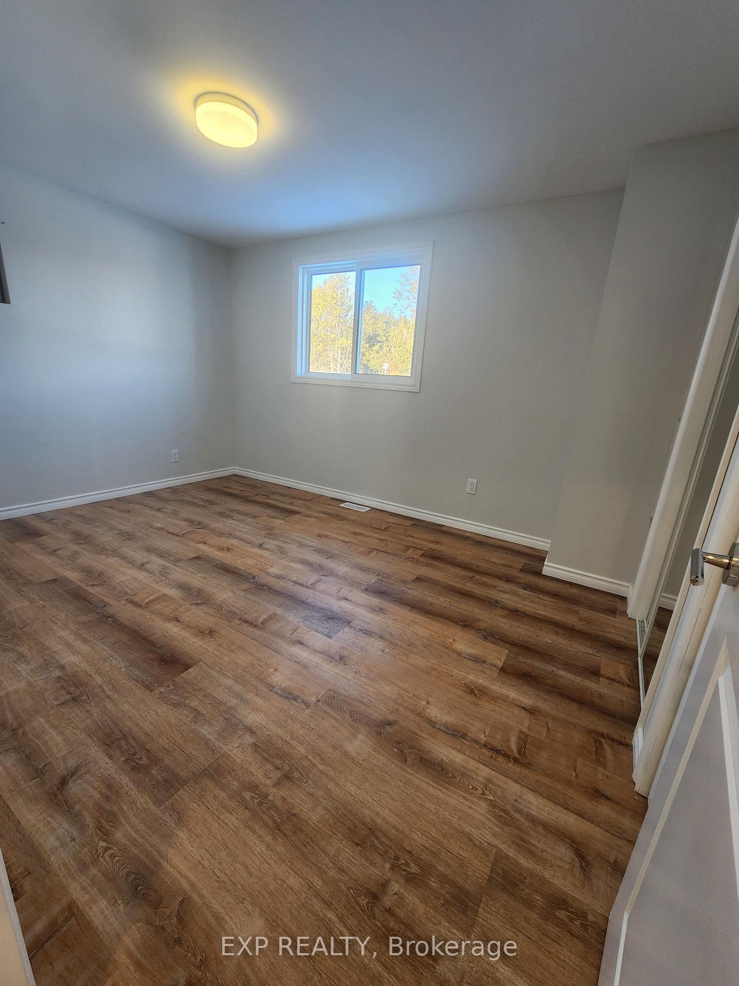 Photo 10 of 71 Lakeshore Road E, Oro-Medonte, Rural Oro-Medonte — HOMEH