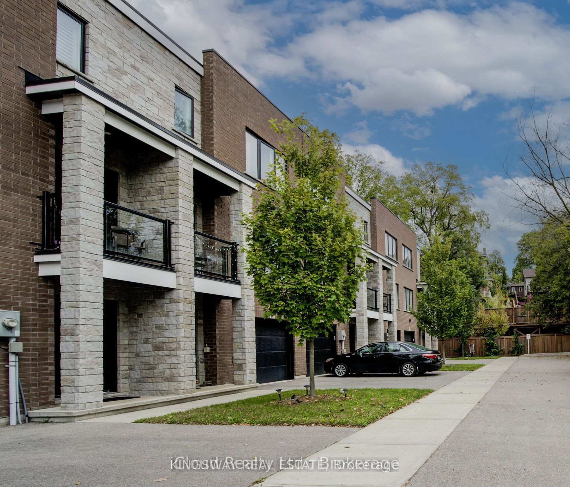 Photo 2 of 33 Jarvis Street, Brantford, Holmedale — HOMEH