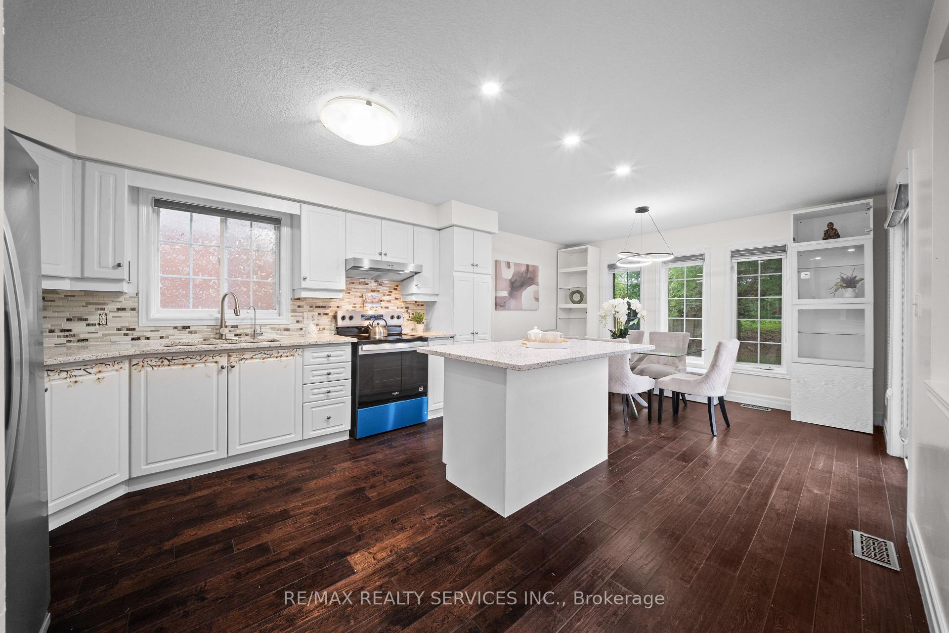 Photo 5 of 495 Brigantine Drive, Waterloo, Colonial Acres — HOMEH