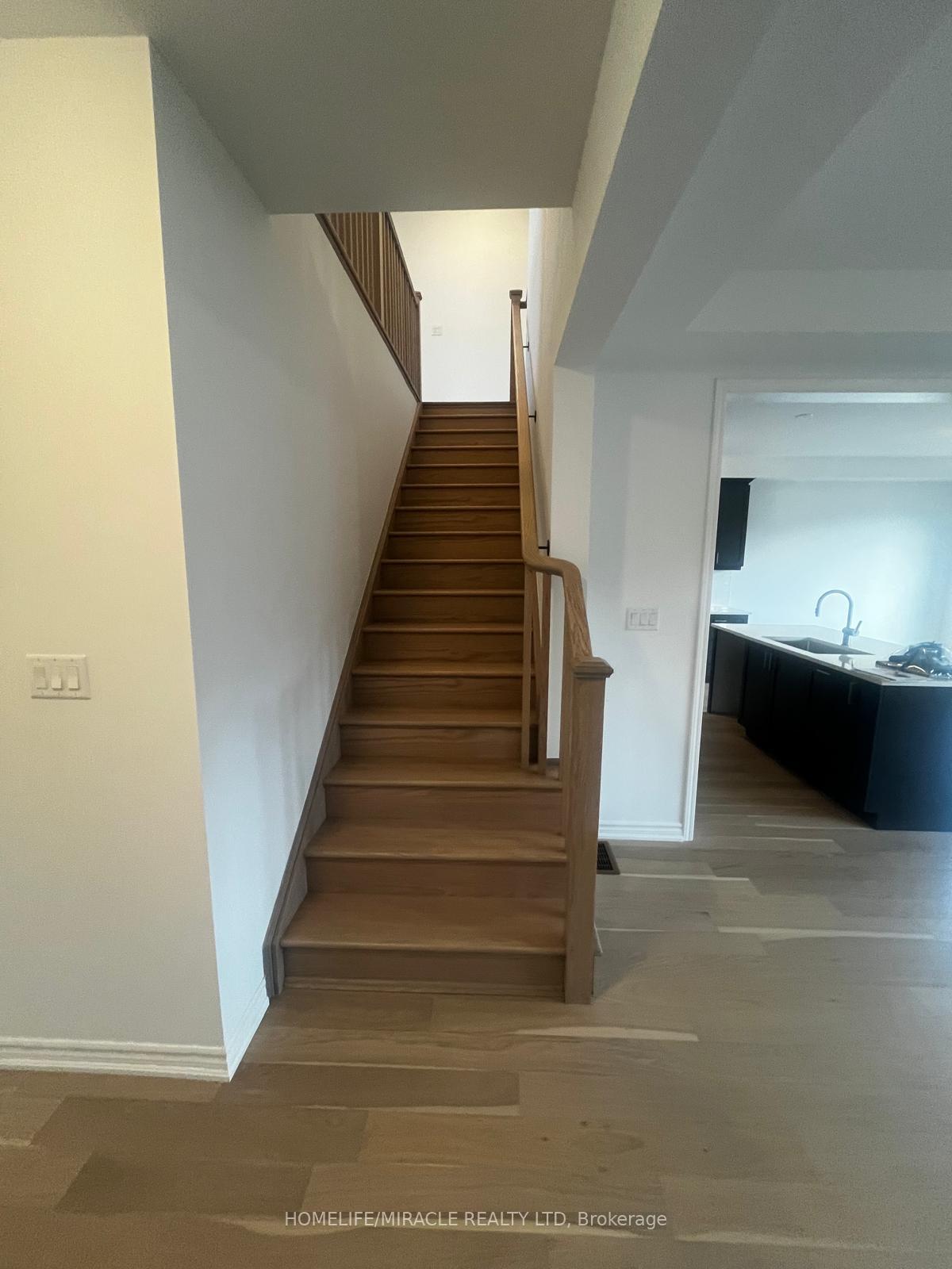 Photo 5 of 49 Gretzky Avenue, Barrie, Painswick South — HOMEH