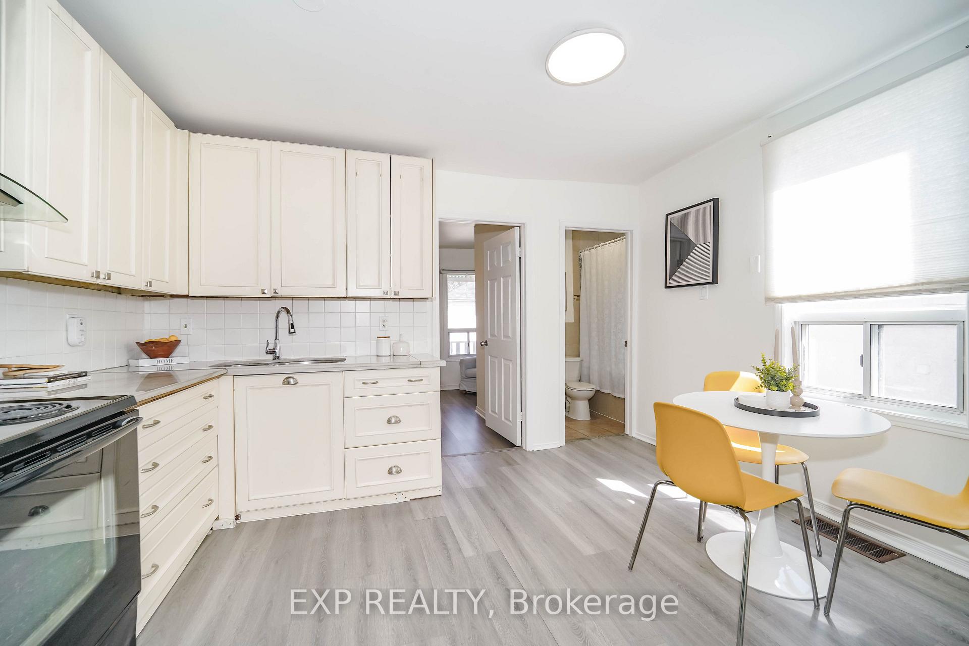 Photo 5 of Unit Upper, 47 Greendale Avenue, Toronto, Rockcliffe-Smythe — HOMEH