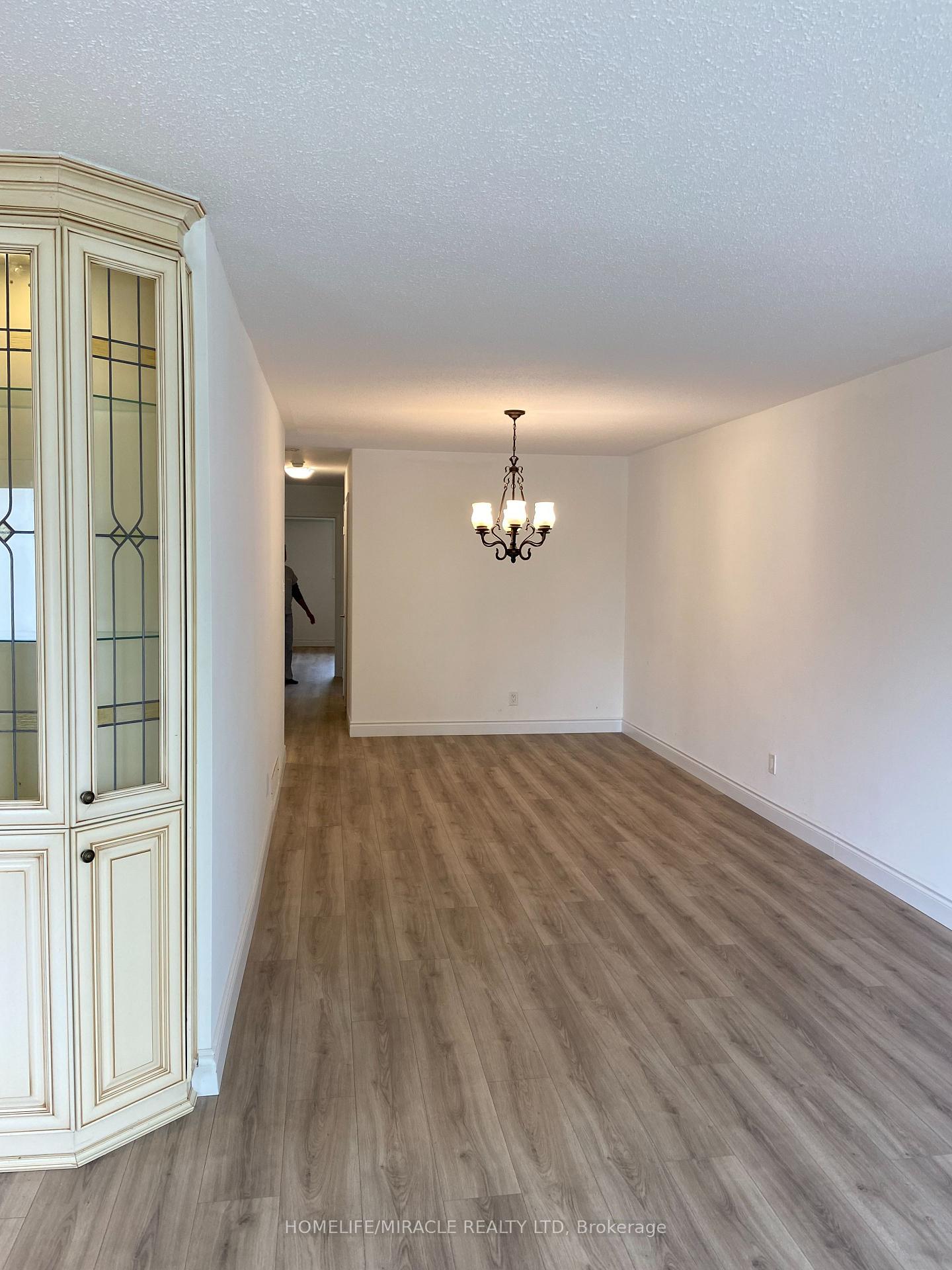 Photo 5 of 6856 Darcel Avenue, Mississauga, Malton — HOMEH