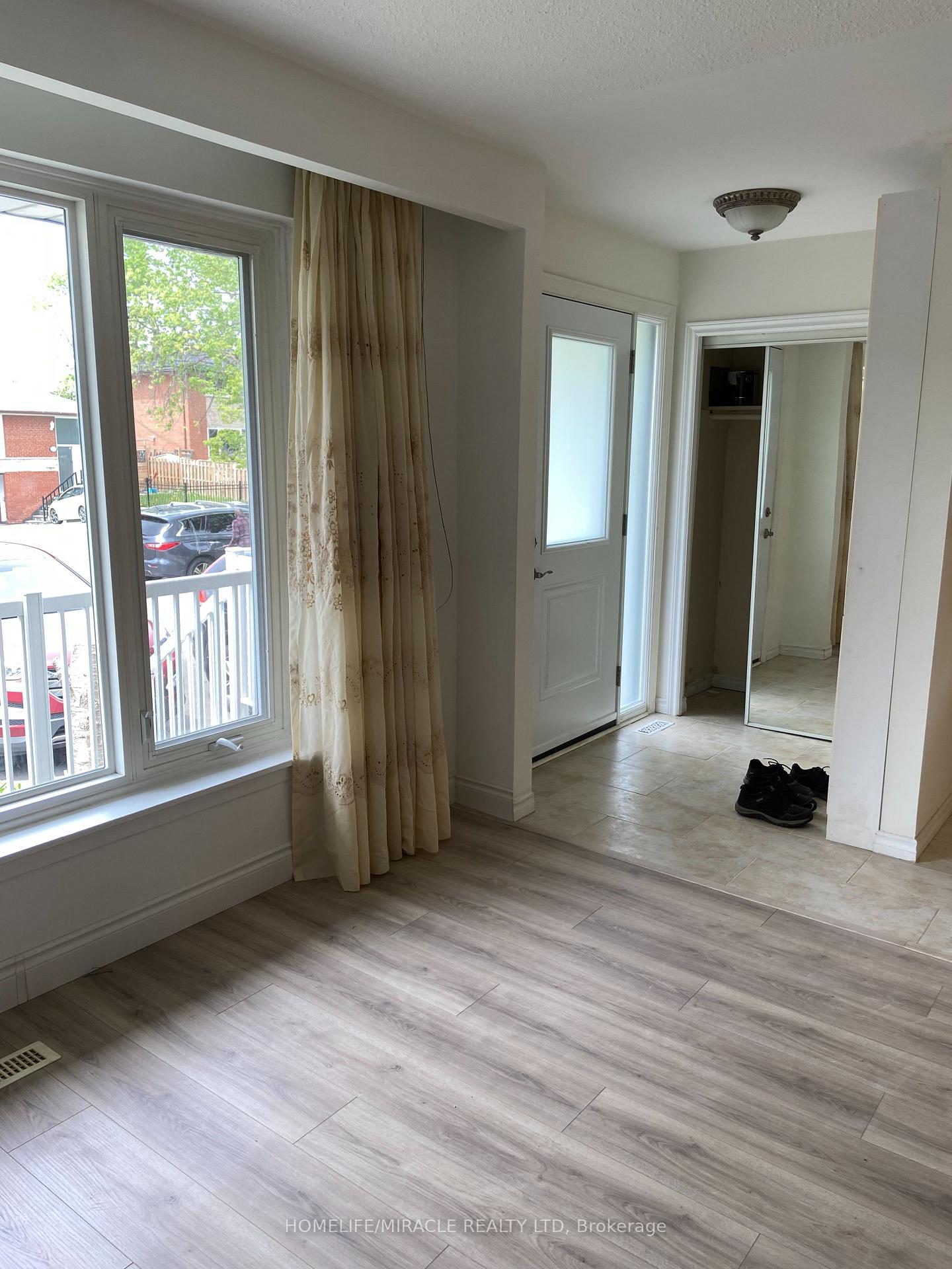 Photo 6 of 6856 Darcel Avenue, Mississauga, Malton — HOMEH