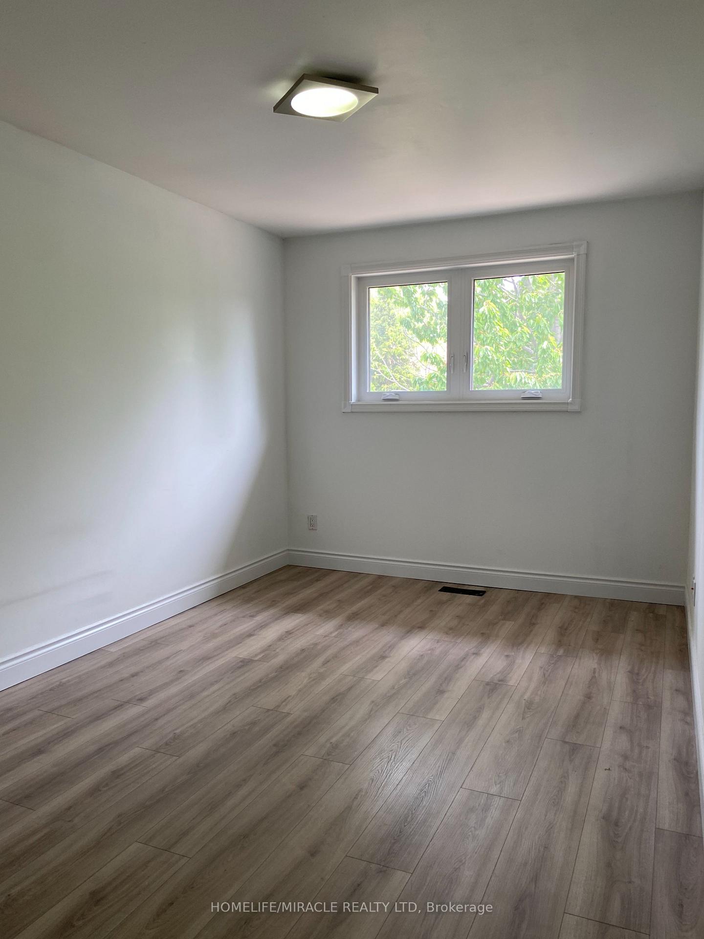 Photo 12 of 6856 Darcel Avenue, Mississauga, Malton — HOMEH