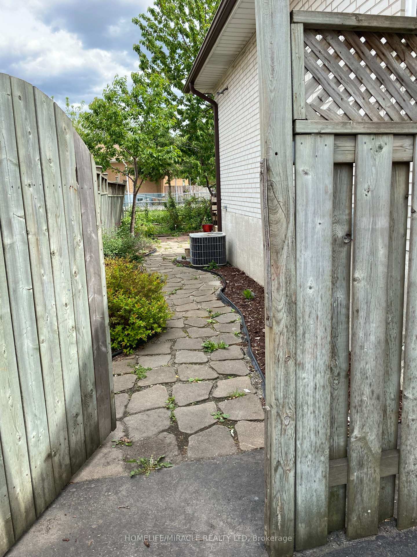 Photo 17 of 6856 Darcel Avenue, Mississauga, Malton — HOMEH