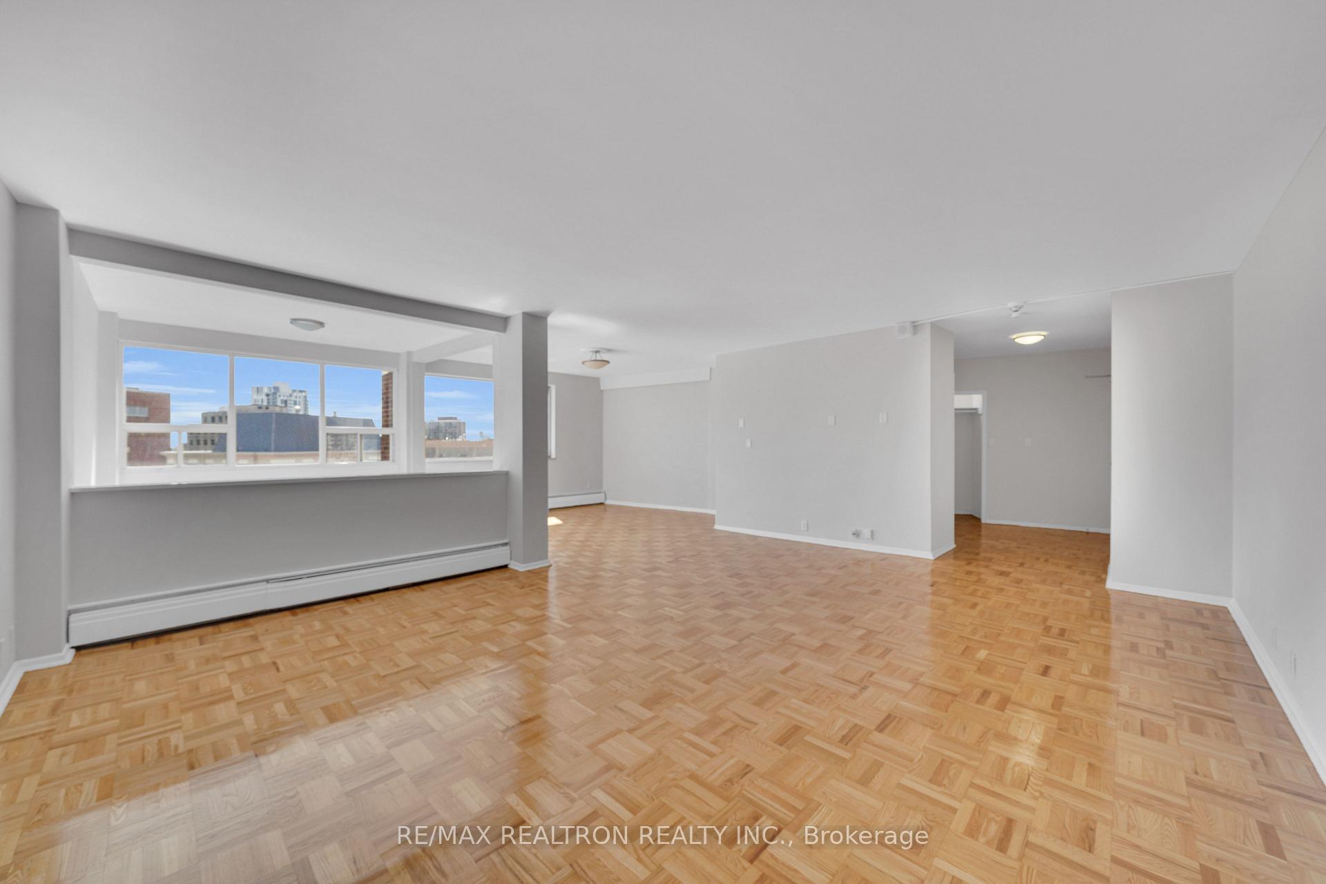 Photo 2 of Unit 401, 9 Deer Park Crescent, Toronto, Yonge-St. Clair — HOMEH