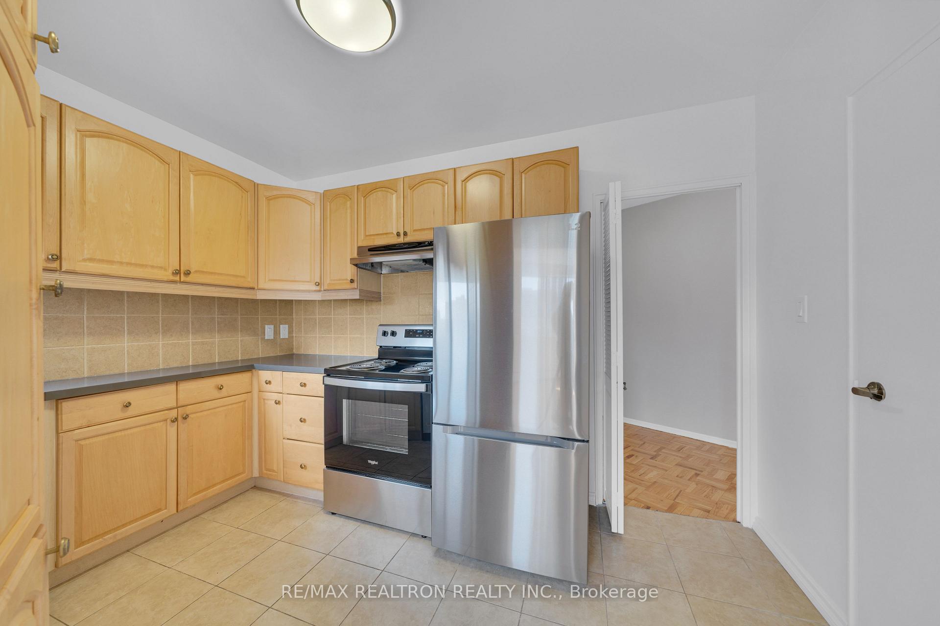 Photo 4 of Unit 401, 9 Deer Park Crescent, Toronto, Yonge-St. Clair — HOMEH