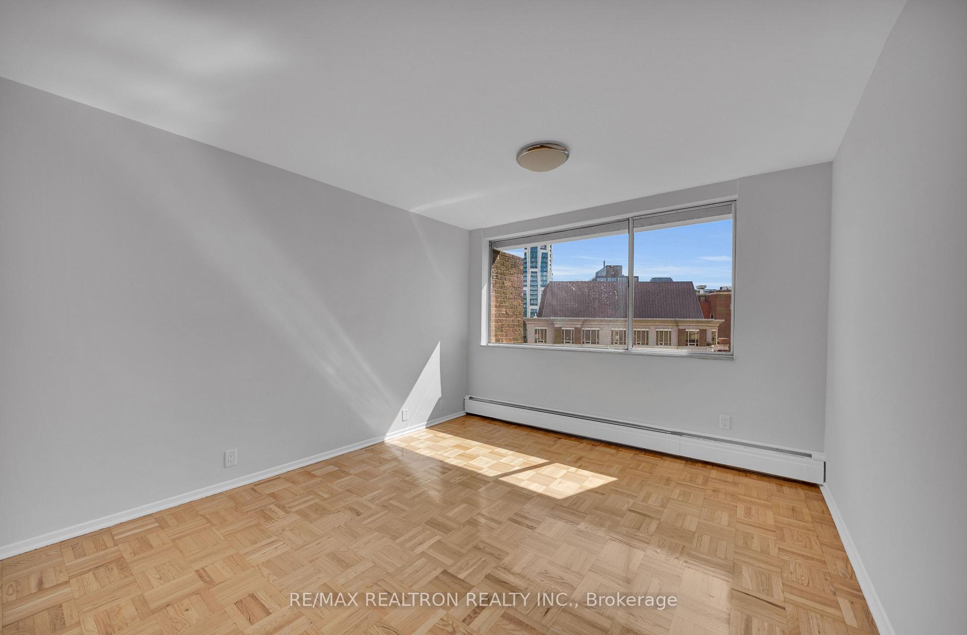 Photo 7 of Unit 401, 9 Deer Park Crescent, Toronto, Yonge-St. Clair — HOMEH