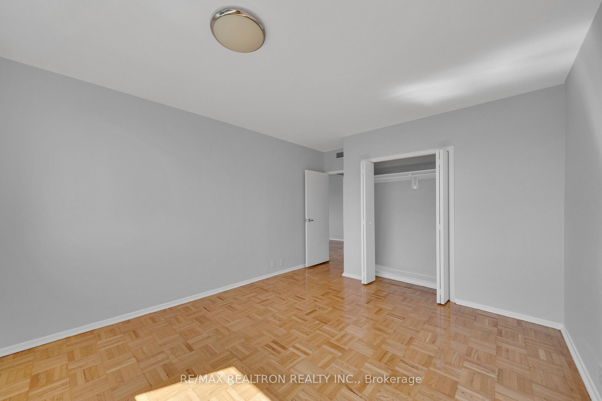 Photo 8 of Unit 401, 9 Deer Park Crescent, Toronto, Yonge-St. Clair — HOMEH