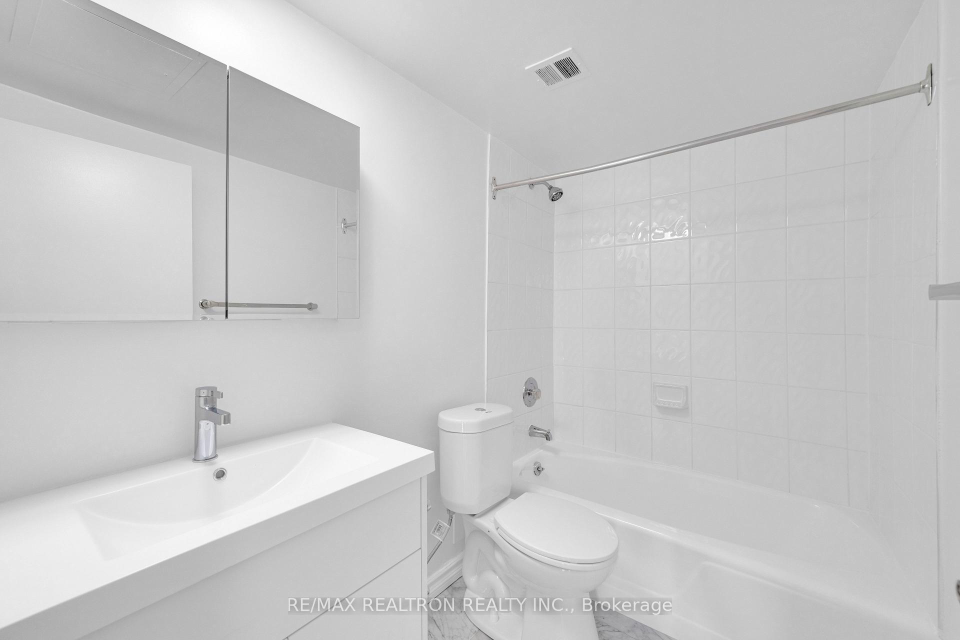 Photo 9 of Unit 401, 9 Deer Park Crescent, Toronto, Yonge-St. Clair — HOMEH