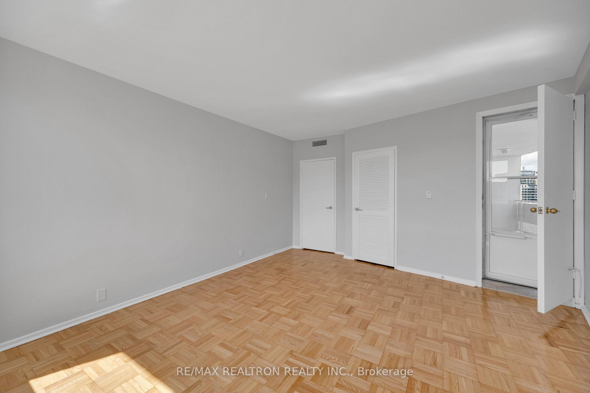 Photo 11 of Unit 401, 9 Deer Park Crescent, Toronto, Yonge-St. Clair — HOMEH