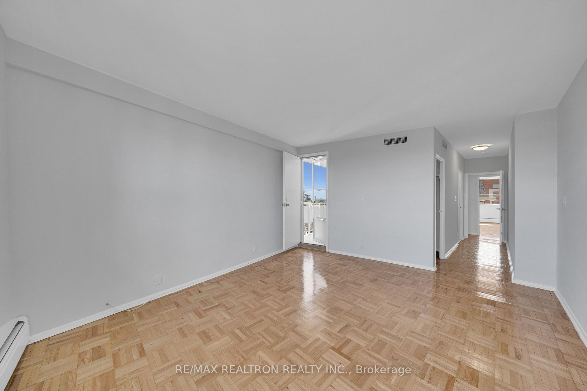 Photo 14 of Unit 401, 9 Deer Park Crescent, Toronto, Yonge-St. Clair — HOMEH