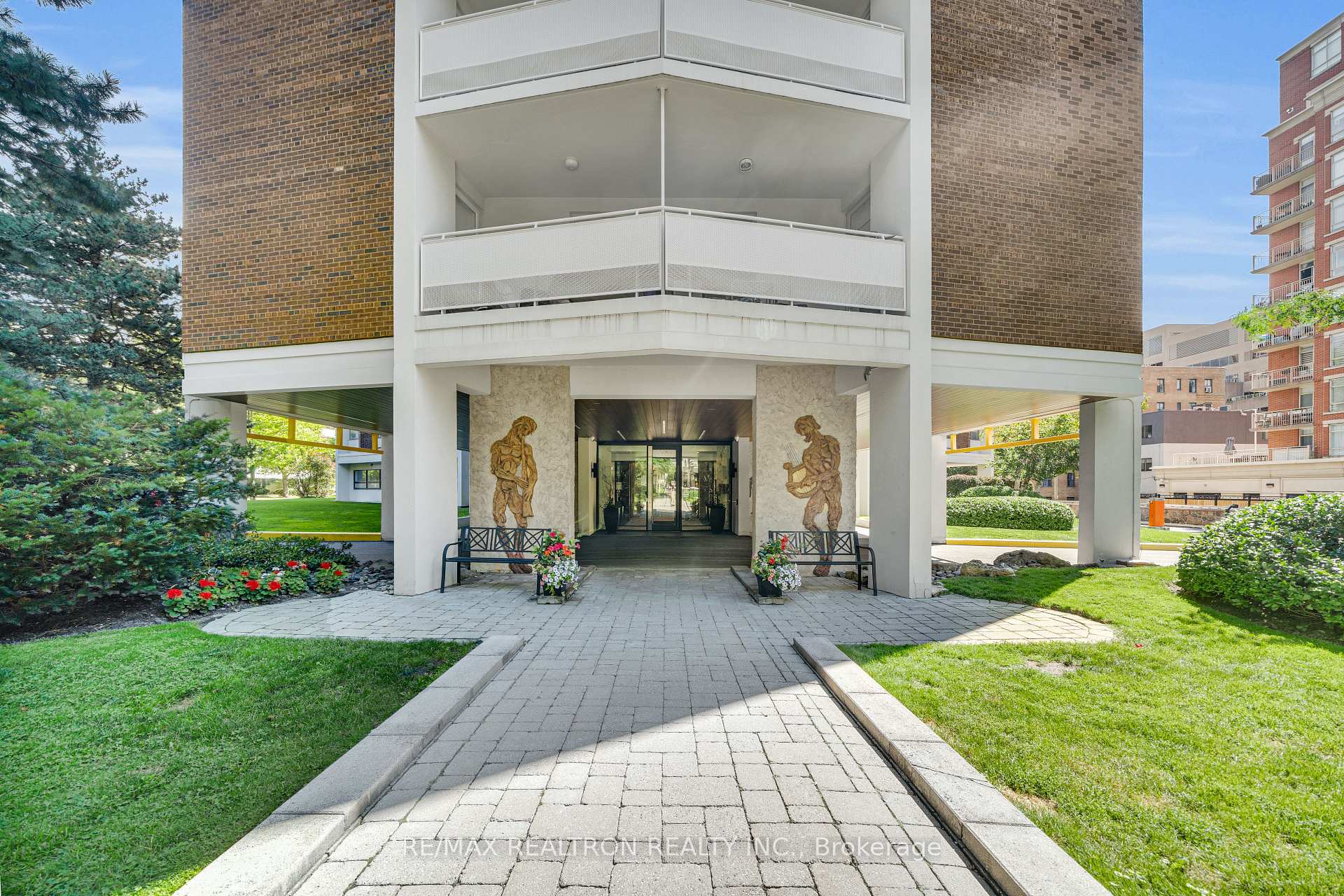 Photo 24 of Unit 401, 9 Deer Park Crescent, Toronto, Yonge-St. Clair — HOMEH