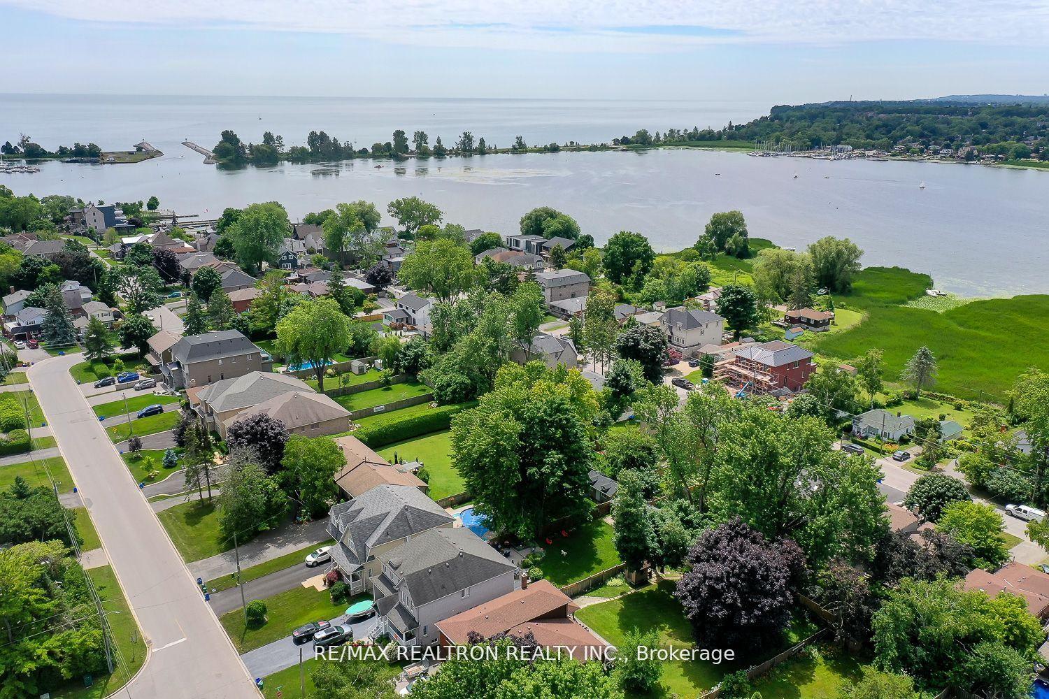 Photo 3 of 809 Fairview Avenue, Pickering, Bay Ridges — HOMEH