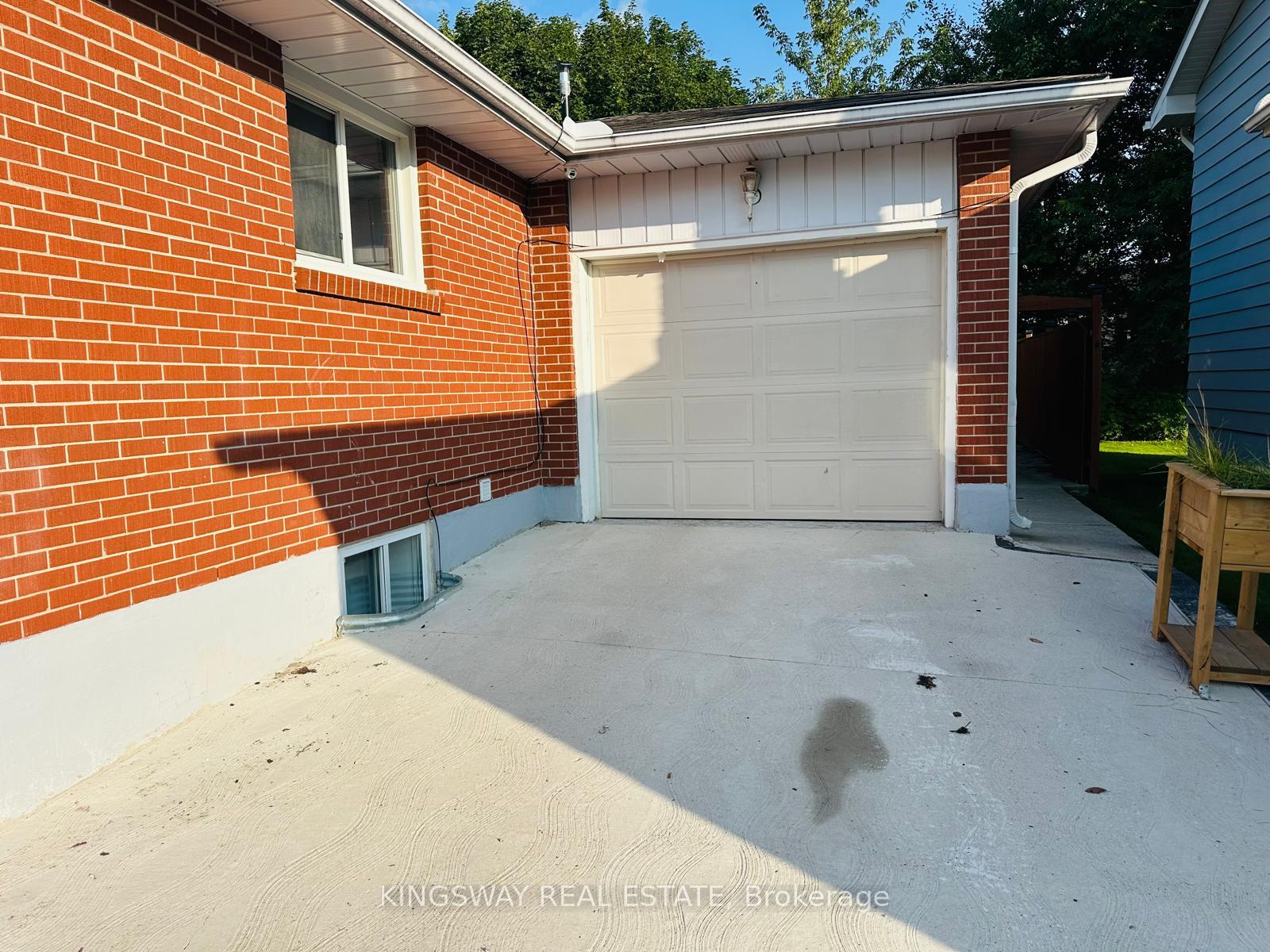 Photo 5 of 35 Silver Aspen Crescent, Kitchener, Forest Heights — HOMEH