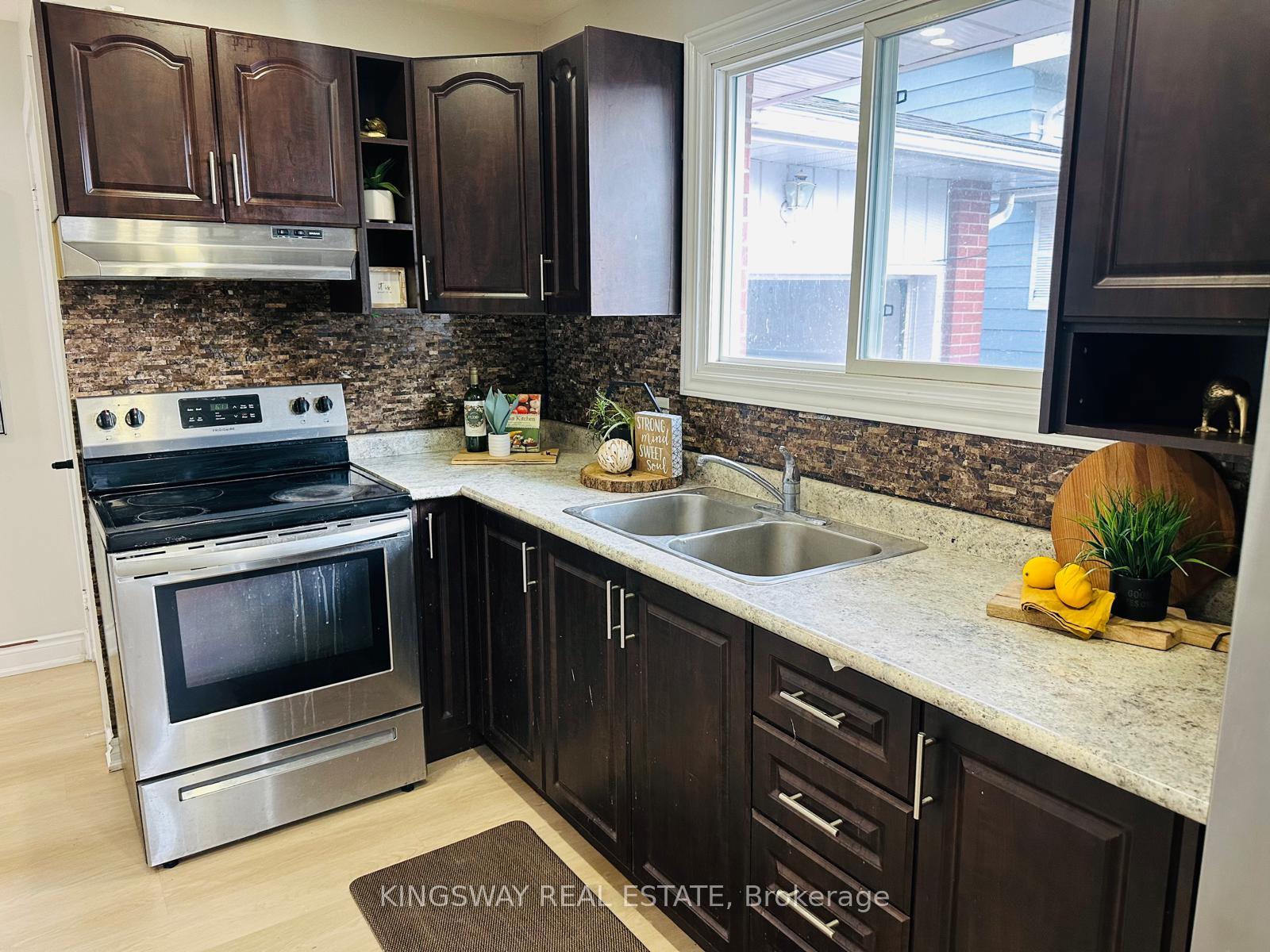Photo 16 of 35 Silver Aspen Crescent, Kitchener, Forest Heights — HOMEH