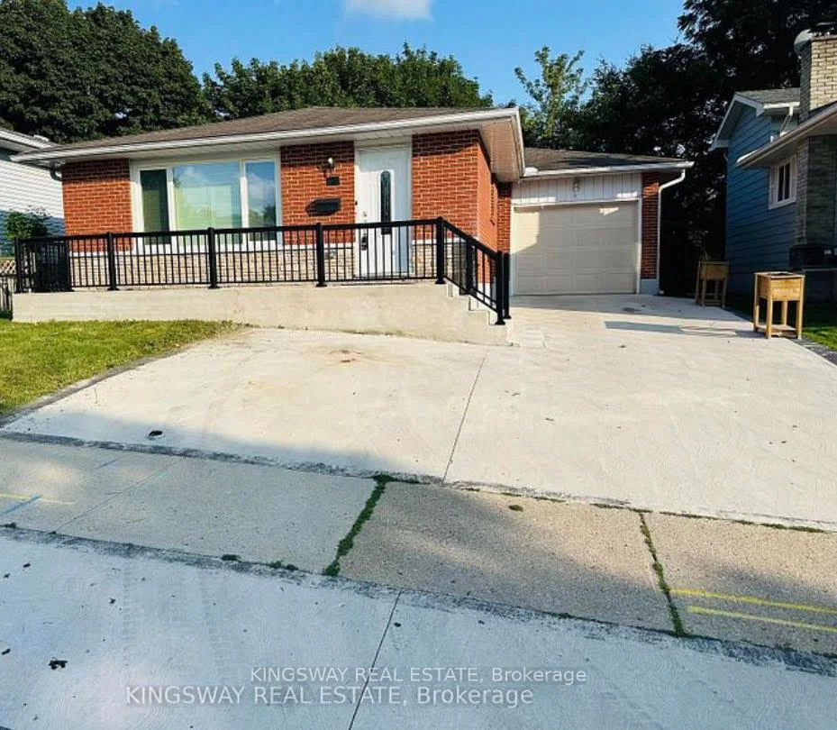 Photo 3 of 35 Silver Aspen Crescent, Kitchener, Forest Heights — HOMEH
