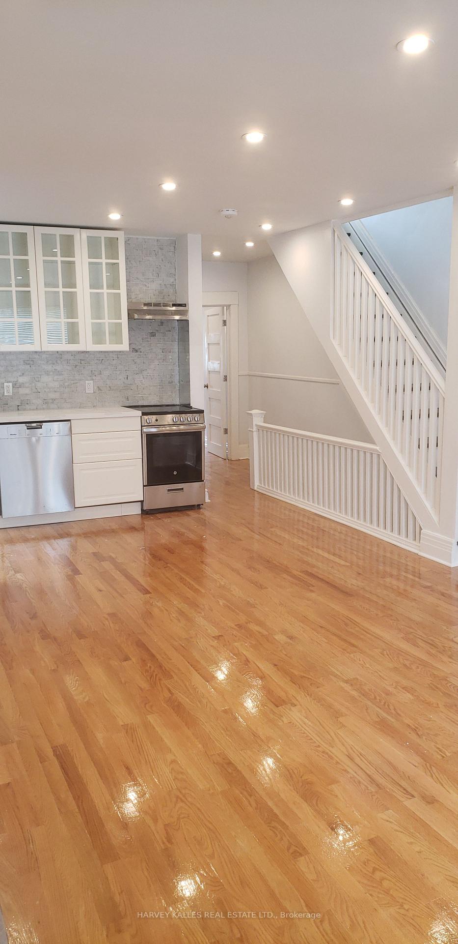Photo 10 of Unit Upper, 226 Ashworth Avenue, Toronto, Wychwood — HOMEH